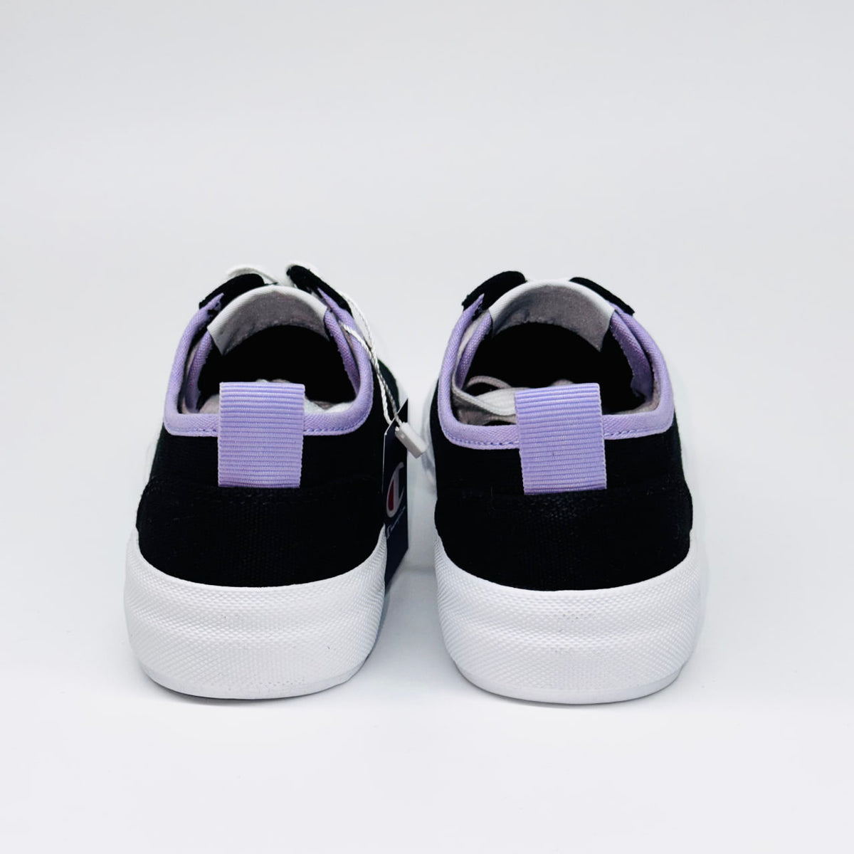Жіночі кеди Champion Low Cut Shoe Revoli Nbk, вид ззаду на фіолетову петельку та білу підошву.