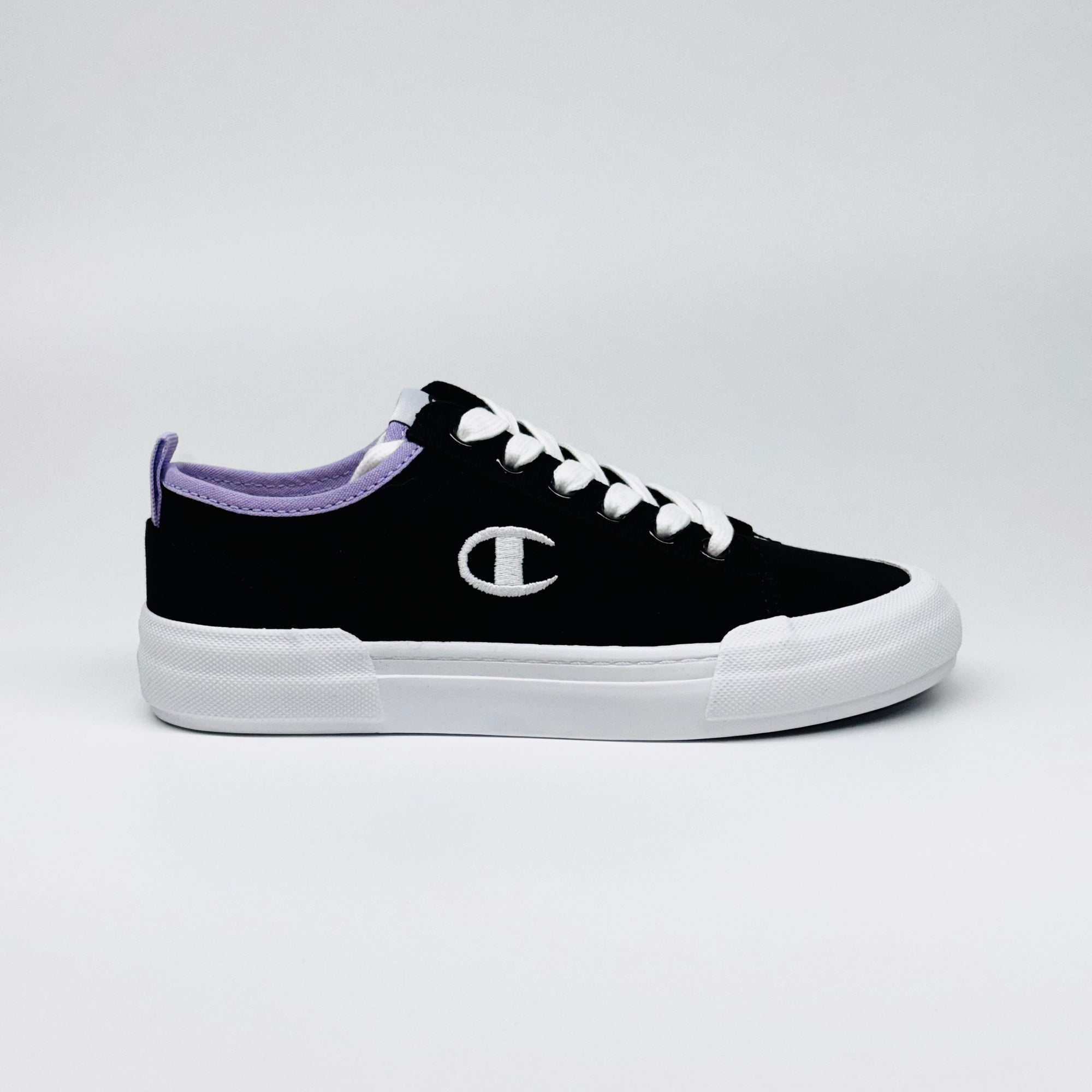 Жіночі кеди Champion Low Cut Shoe Revoli Nbk чорного кольору з фіолетовим акцентом, вид збоку.
