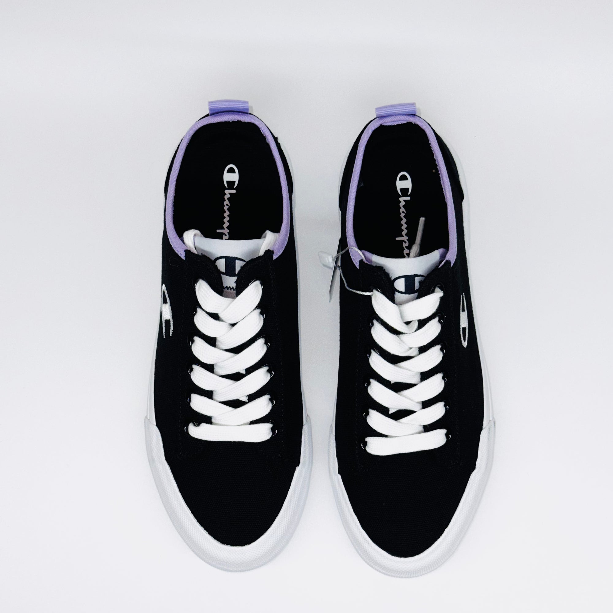 Жіночі кеди Champion Low Cut Shoe Revoli Nbk, вид зверху на білі шнурівки та фіолетову підкладку.