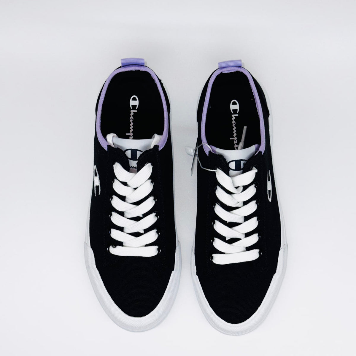 Жіночі кеди Champion Low Cut Shoe Revoli Nbk, вид зверху на білі шнурівки та фіолетову підкладку.