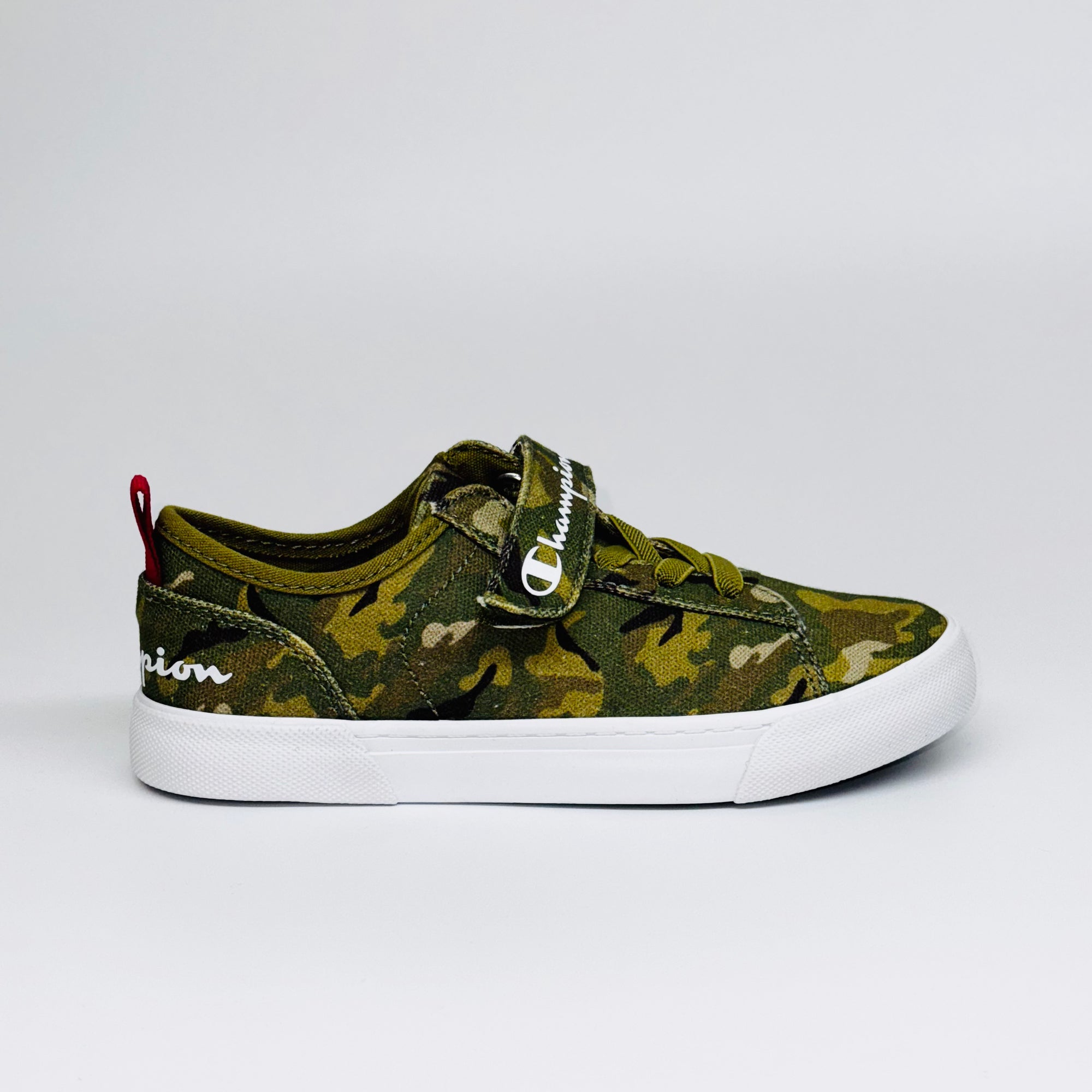Дитячі кеди Champion Revoli Low B Ps Myg Camo кольору хакі з білою підошвою, вид збоку.