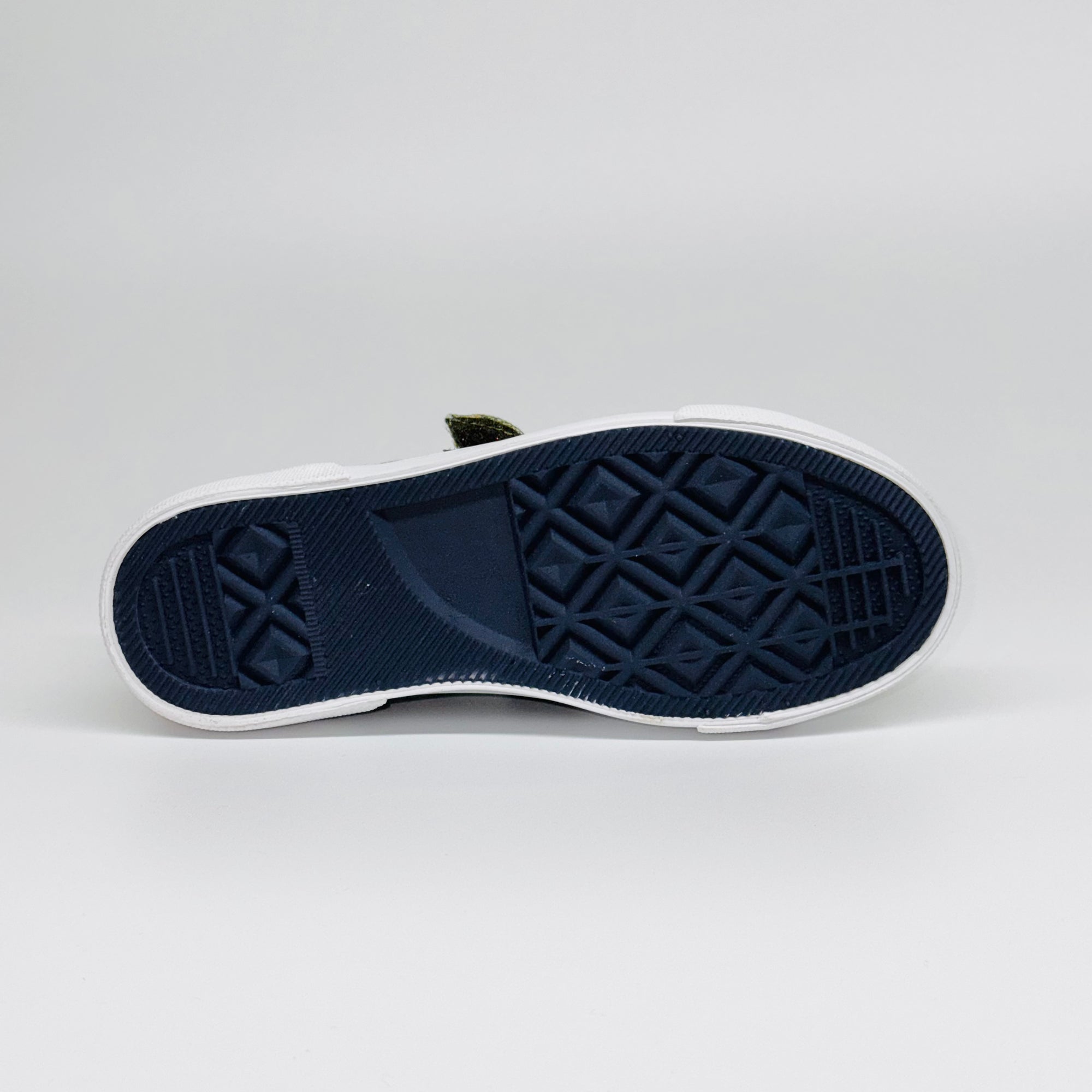 Дитячі кеди Champion Revoli Low B Ps Myg Camo, рівна біла гумова підошва з антиковзаючим протектором.