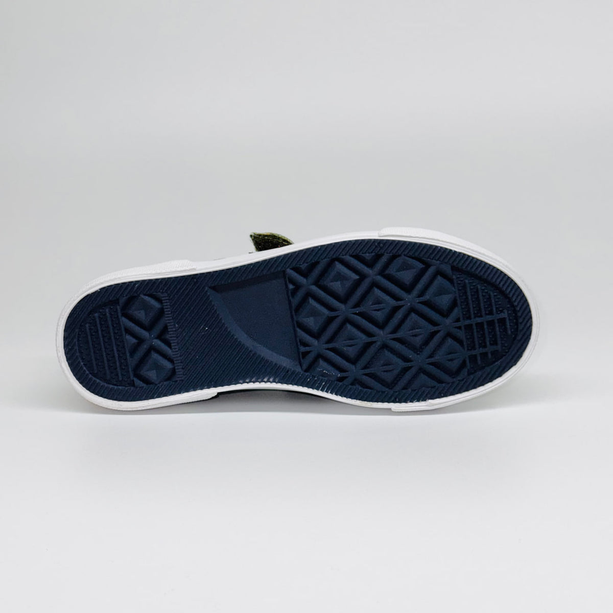 Дитячі кеди Champion Revoli Low B Ps Myg Camo, рівна біла гумова підошва з антиковзаючим протектором.