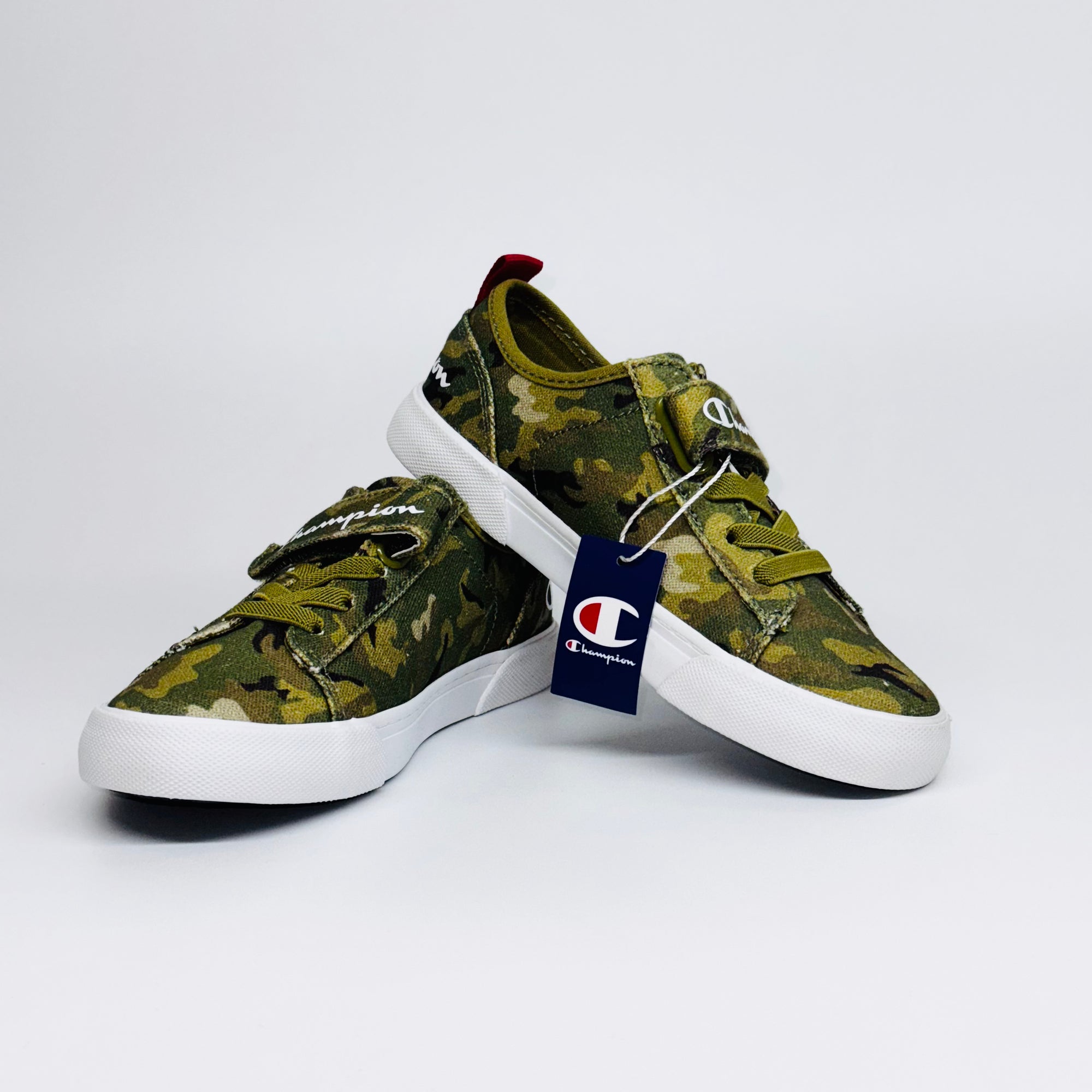Дитячі кеди Champion Revoli Low B Ps Myg Camo: один кросівок поверх іншого, стильний мілітарі дизайн.