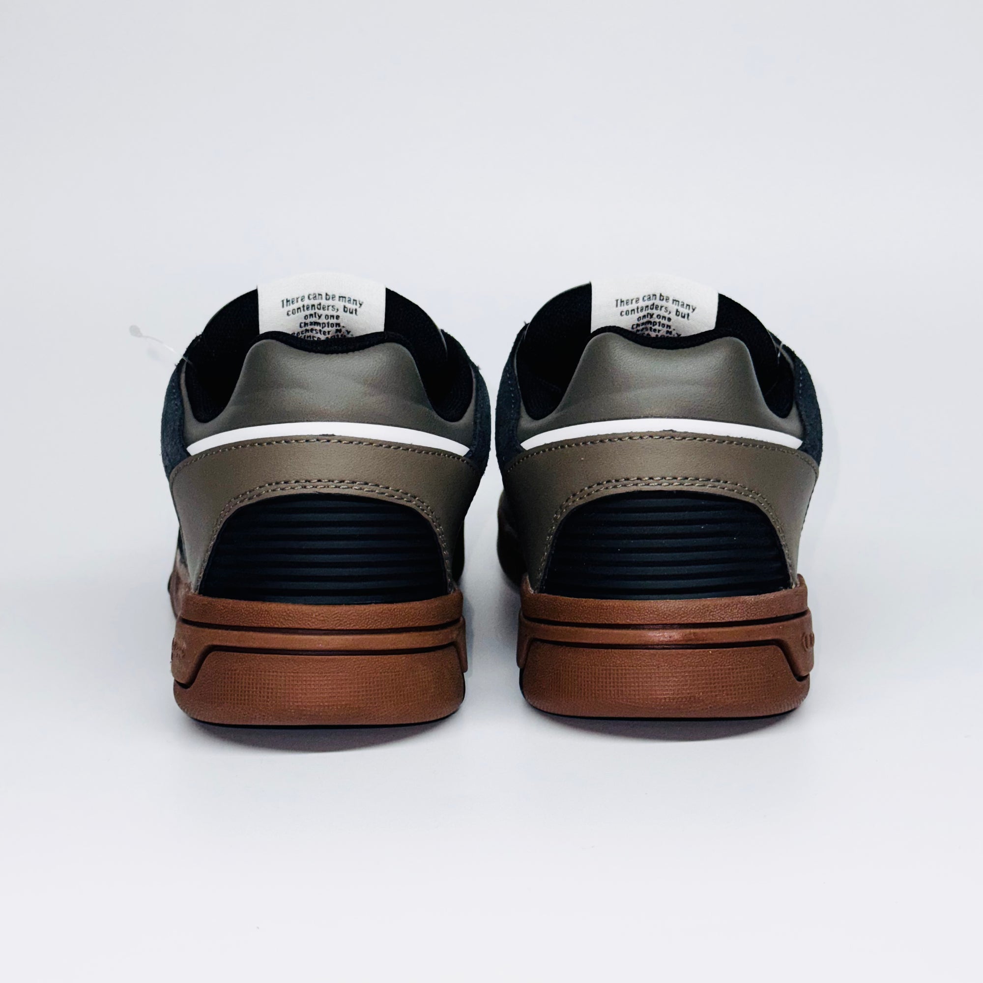 Чоловічі кеди Champion Z80 SKATE Low Cut Sh, вид ззаду на чорну п'яту та коричневу підошву.