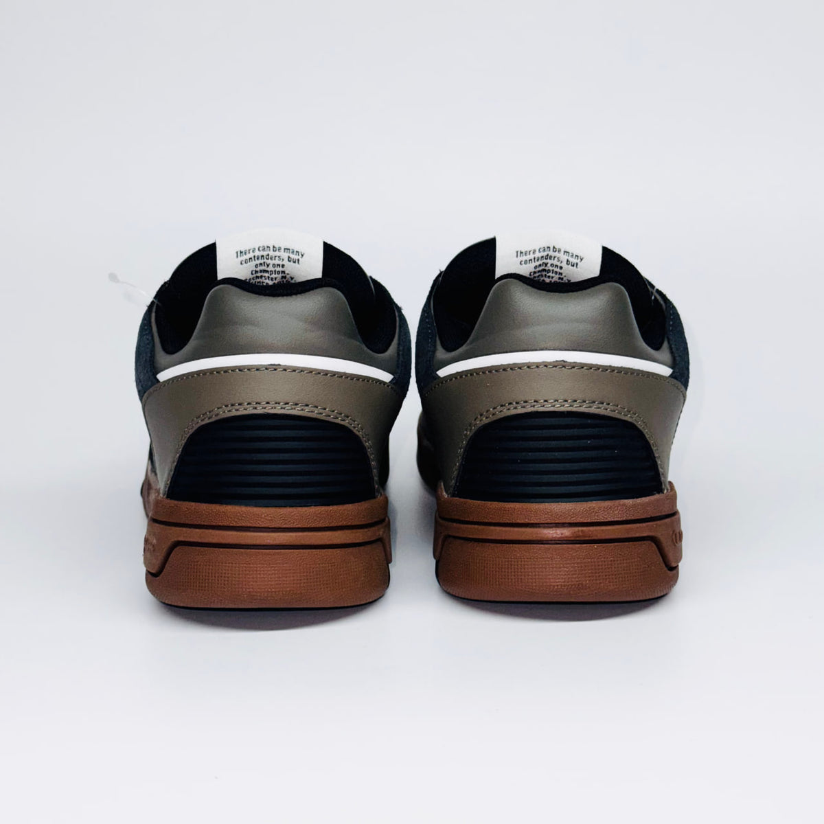 Чоловічі кеди Champion Z80 SKATE Low Cut Sh, вид ззаду на чорну п'яту та коричневу підошву.