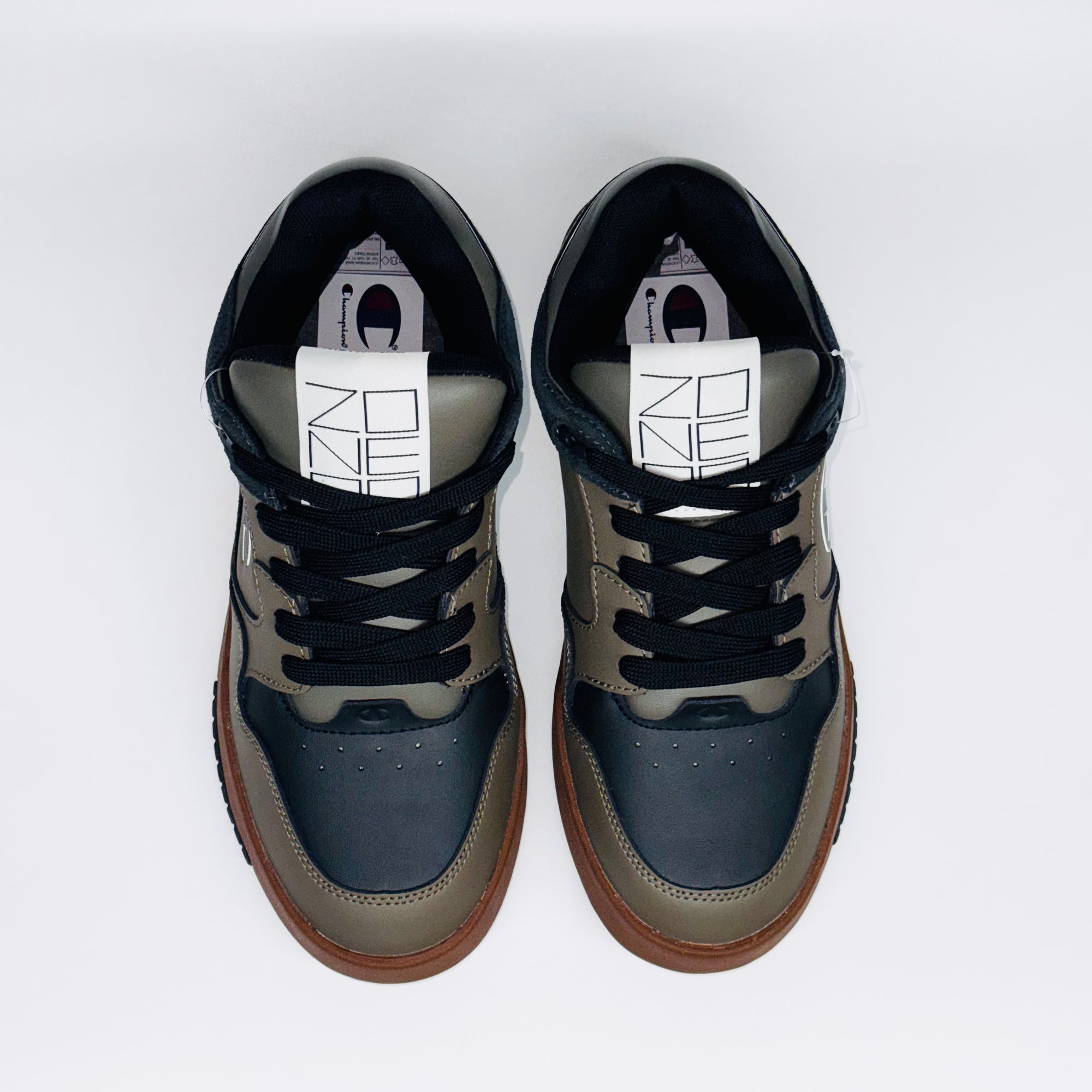 Чоловічі кеди Champion Z80 SKATE Low Cut Sh, вид зверху на чорну шнурівку та щільний язичок.
