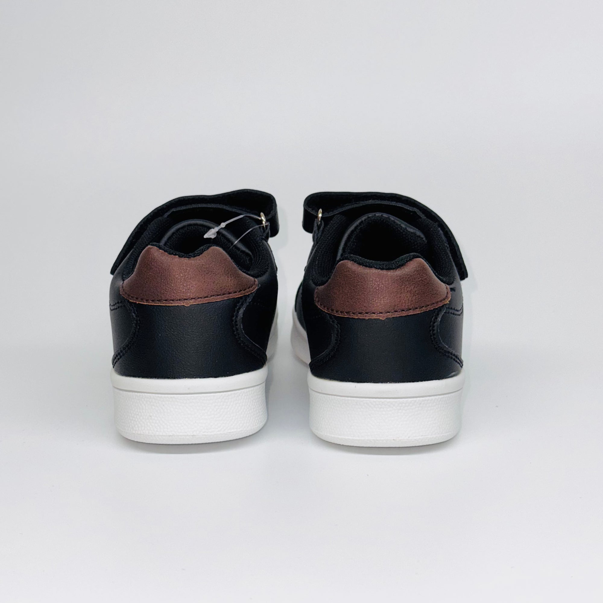 Дитячі кеди Chevignon Faik Velcro Noir, вигляд ззаду на коричневу задню частину та білу підошву.