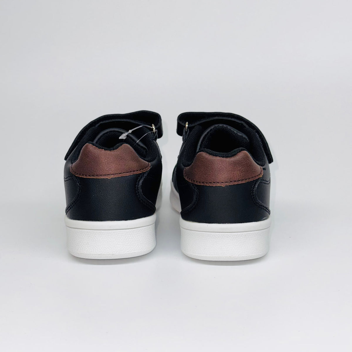 Дитячі кеди Chevignon Faik Velcro Noir, вигляд ззаду на коричневу задню частину та білу підошву.