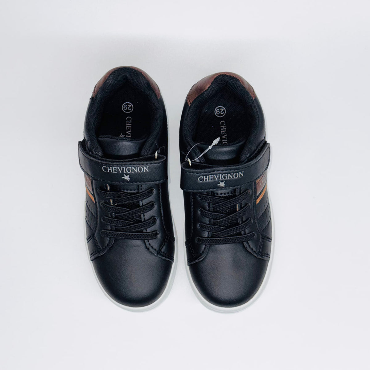 Дитячі кеди Chevignon Faik Velcro Noir, вид зверху на перфорований верх та чорну шнурівку.