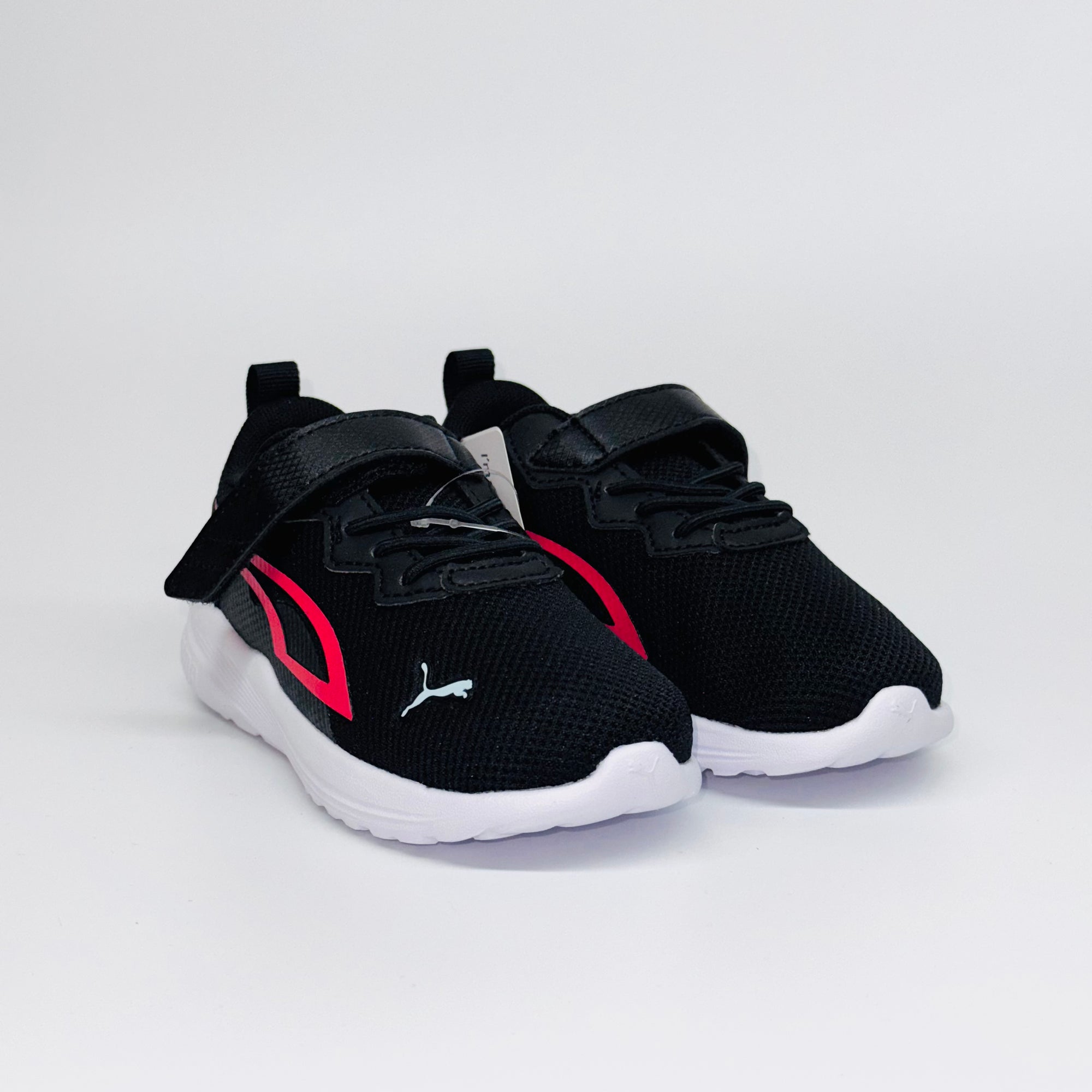 Дитячі кросівки Puma All-Day Active, пара чорно-рожевого дитячого взуття на липучці.