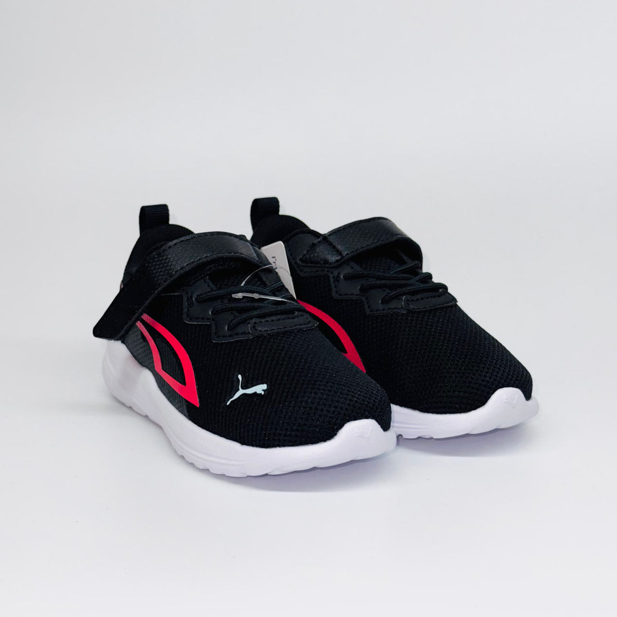 Дитячі кросівки Puma All-Day Active, пара чорно-рожевого дитячого взуття на липучці.