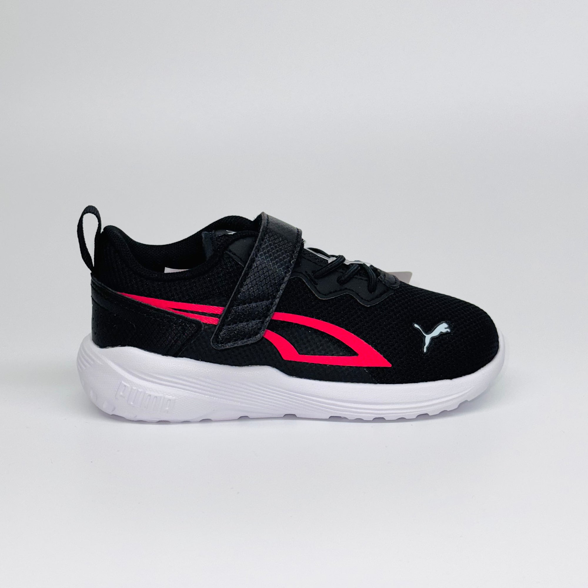Дитячі кросівки Puma All-Day Active чорні з кораловою вставкою, легке спортивне взуття вид збоку.
