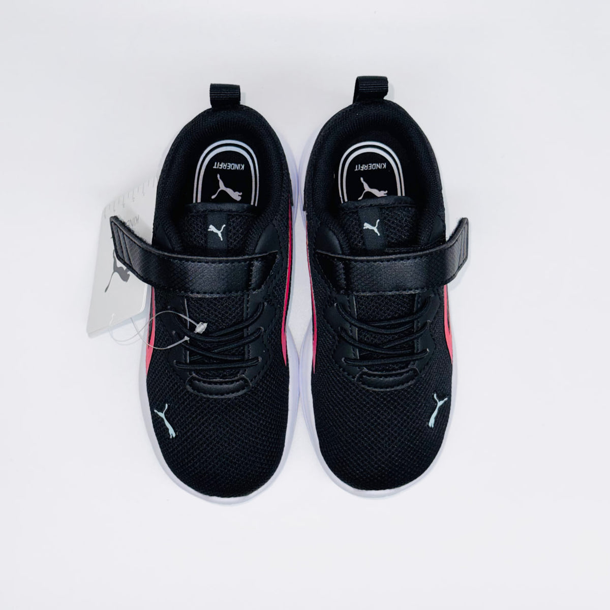 Дитячі кросівки Puma All-Day Active, вид зверху на еластичну шнурівку, ремінець та устілку.