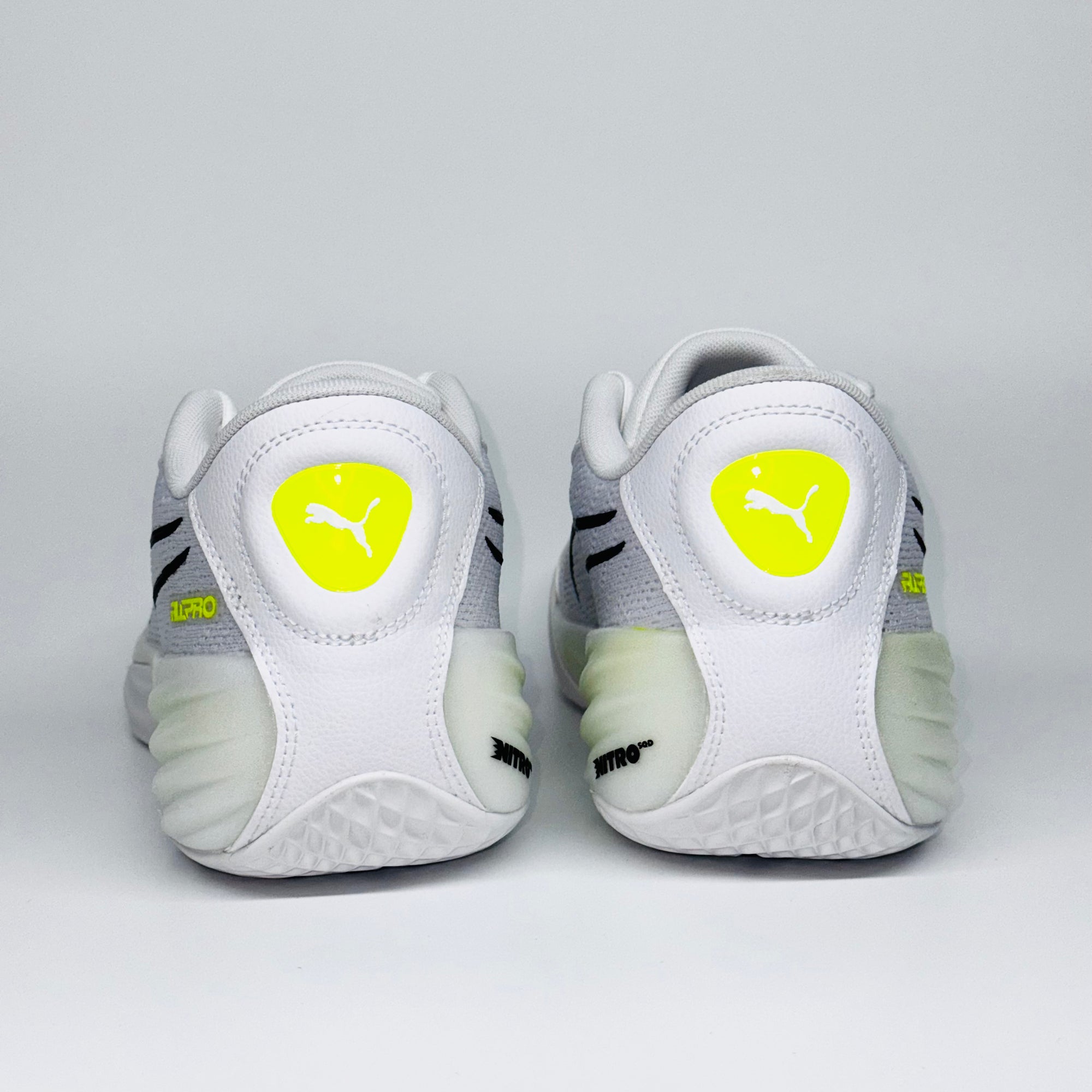 Чоловічі кросівки PUMA All-Pro Nitro White-Lime S, вид ззаду на високу спортивну п'яту з лаймовим акцентом.