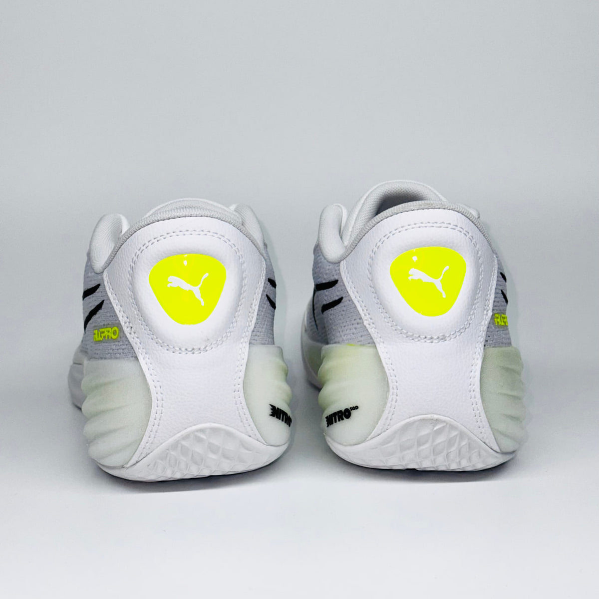 Чоловічі кросівки PUMA All-Pro Nitro White-Lime S, вид ззаду на високу спортивну п'яту з лаймовим акцентом.