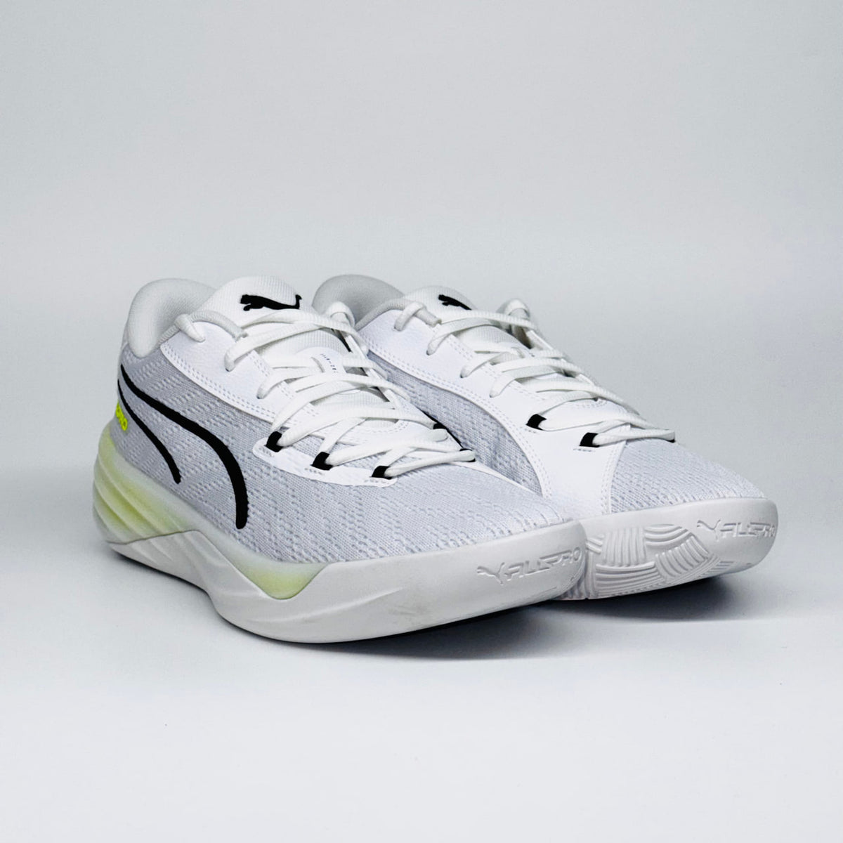 Чоловічі кросівки PUMA All-Pro Nitro White-Lime S, пара оригінального спортивного взуття для баскетболу.