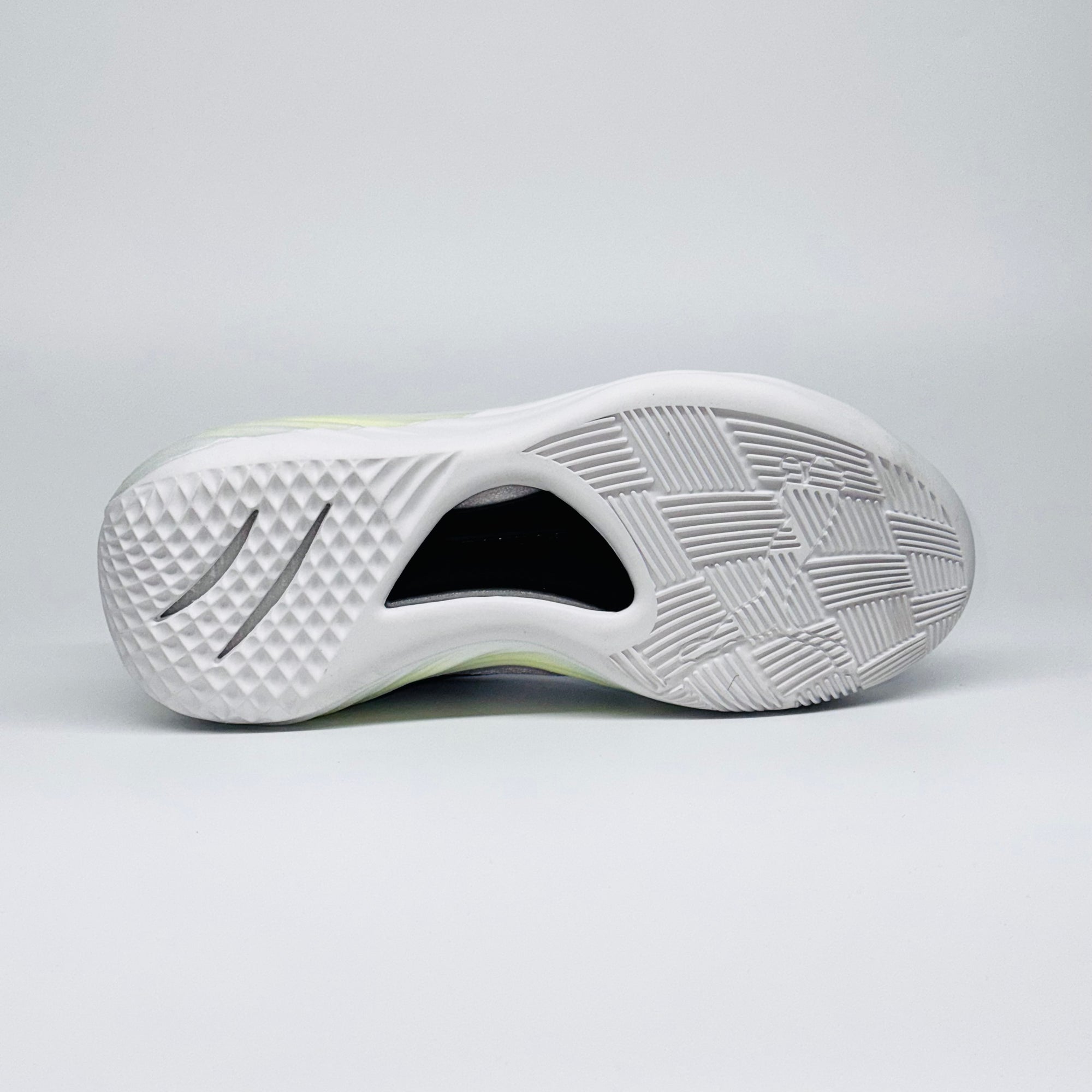 Чоловічі кросівки PUMA All-Pro Nitro White-Lime S, масивна гумова підошва з чіпким баскетбольним протектором.