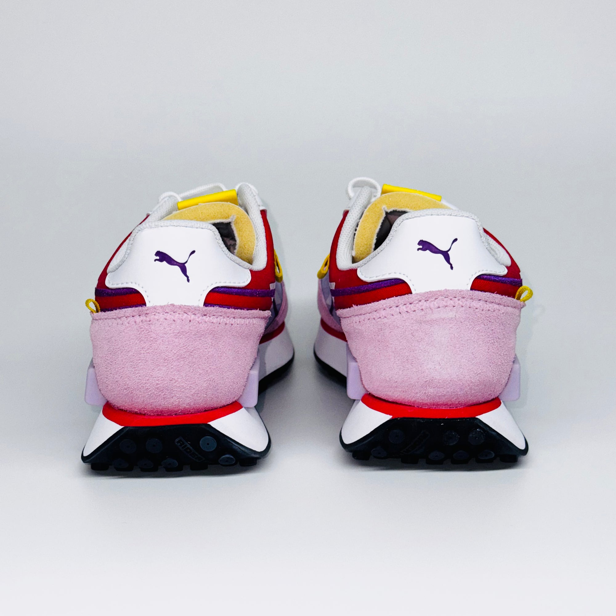 Жіночі кросівки Puma Future Rider Twofold Nr Wns, вигляд ззаду на фірмову масивну п'яту з фіолетовою вставкою.