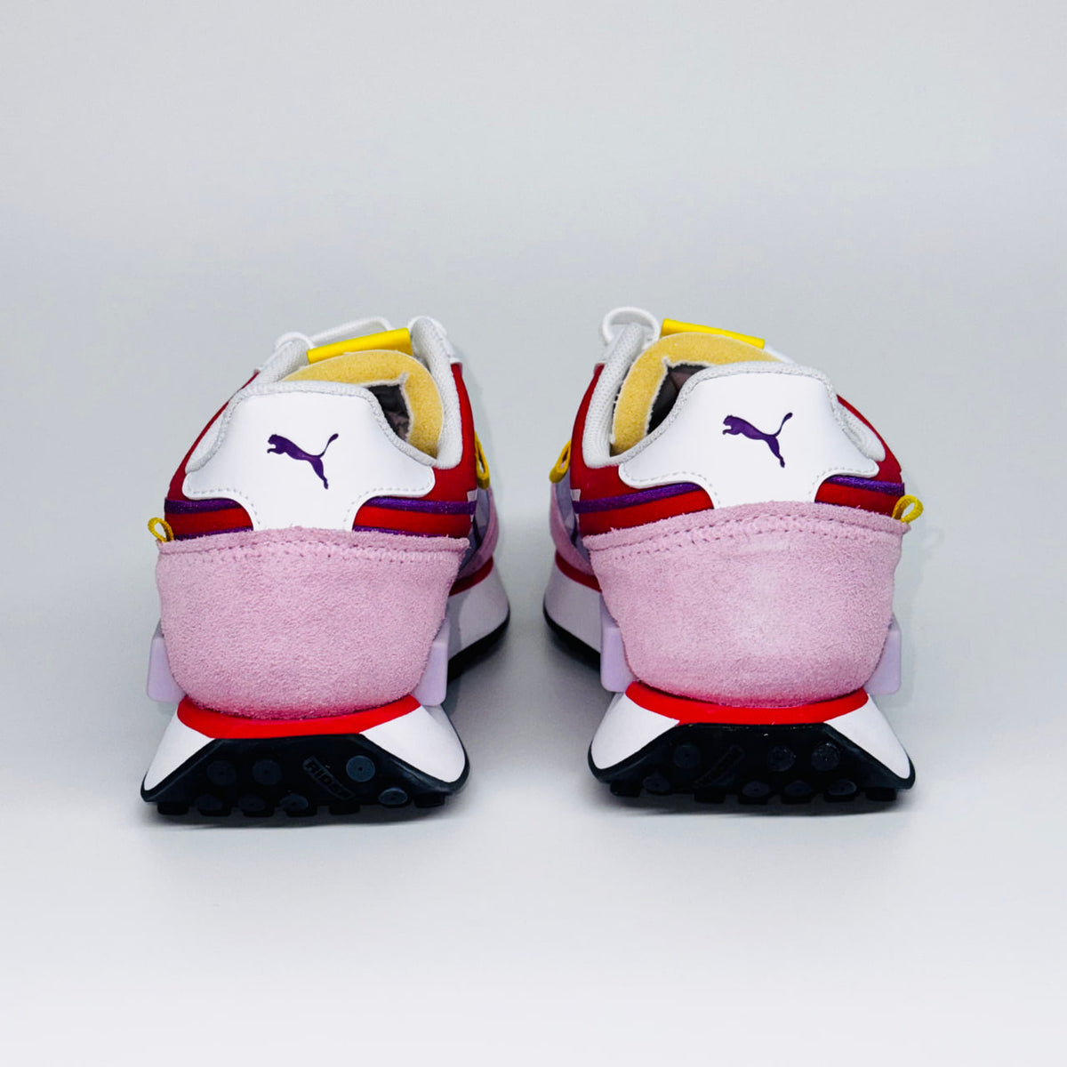 Жіночі кросівки Puma Future Rider Twofold Nr Wns, вигляд ззаду на фірмову масивну п'яту з фіолетовою вставкою.