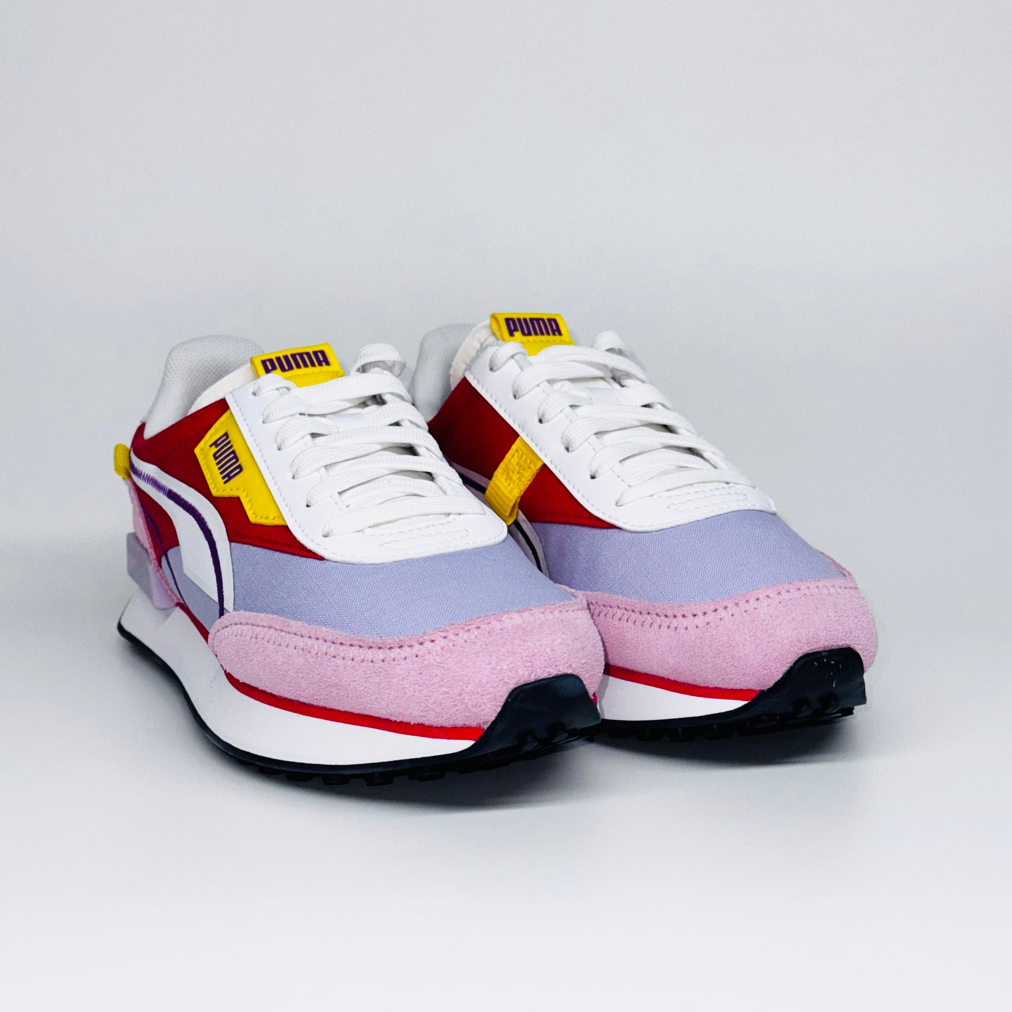 Жіночі кросівки Puma Future Rider Twofold Nr Wns, пара стильних спортивних кросівок на шнурівці.