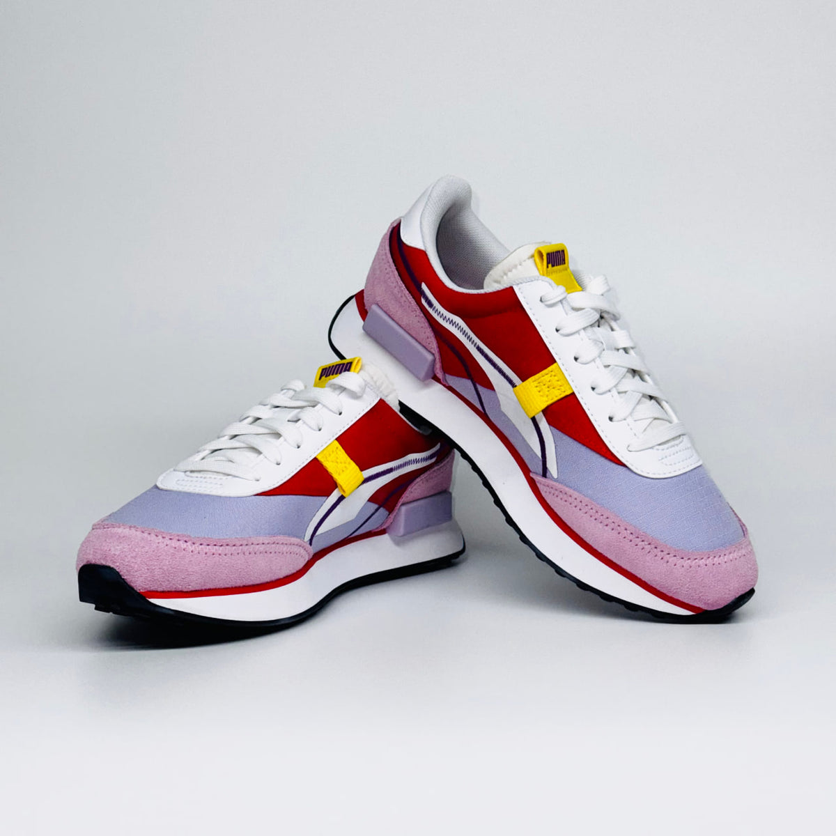 Жіночі кросівки Puma Future Rider Twofold Nr Wns: яскравий дизайн колор-блок з рожевими та червоними деталями.