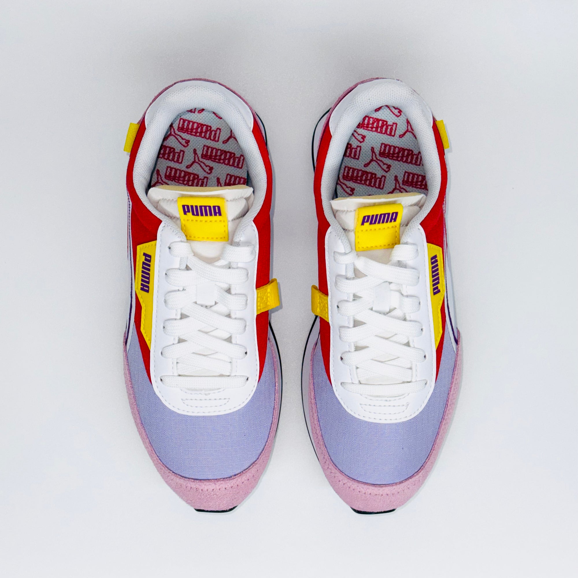 Жіночі кросівки Puma Future Rider Twofold Nr Wns, вид зверху на білу шнурівку та жовтий язичок.