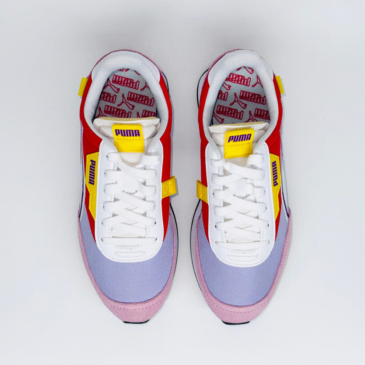 Жіночі кросівки Puma Future Rider Twofold Nr Wns, вид зверху на білу шнурівку та жовтий язичок.