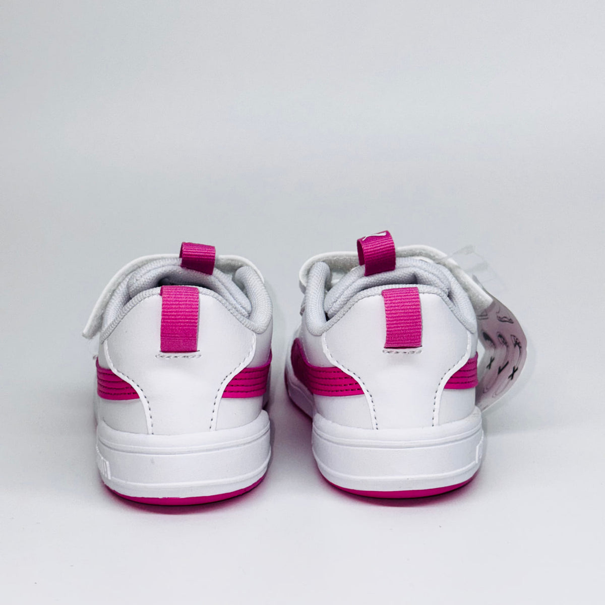 Дитячі кросівки Puma Multiflex Sl V, вигляд ззаду на білу п'яту з рожевою петелькою для взування.