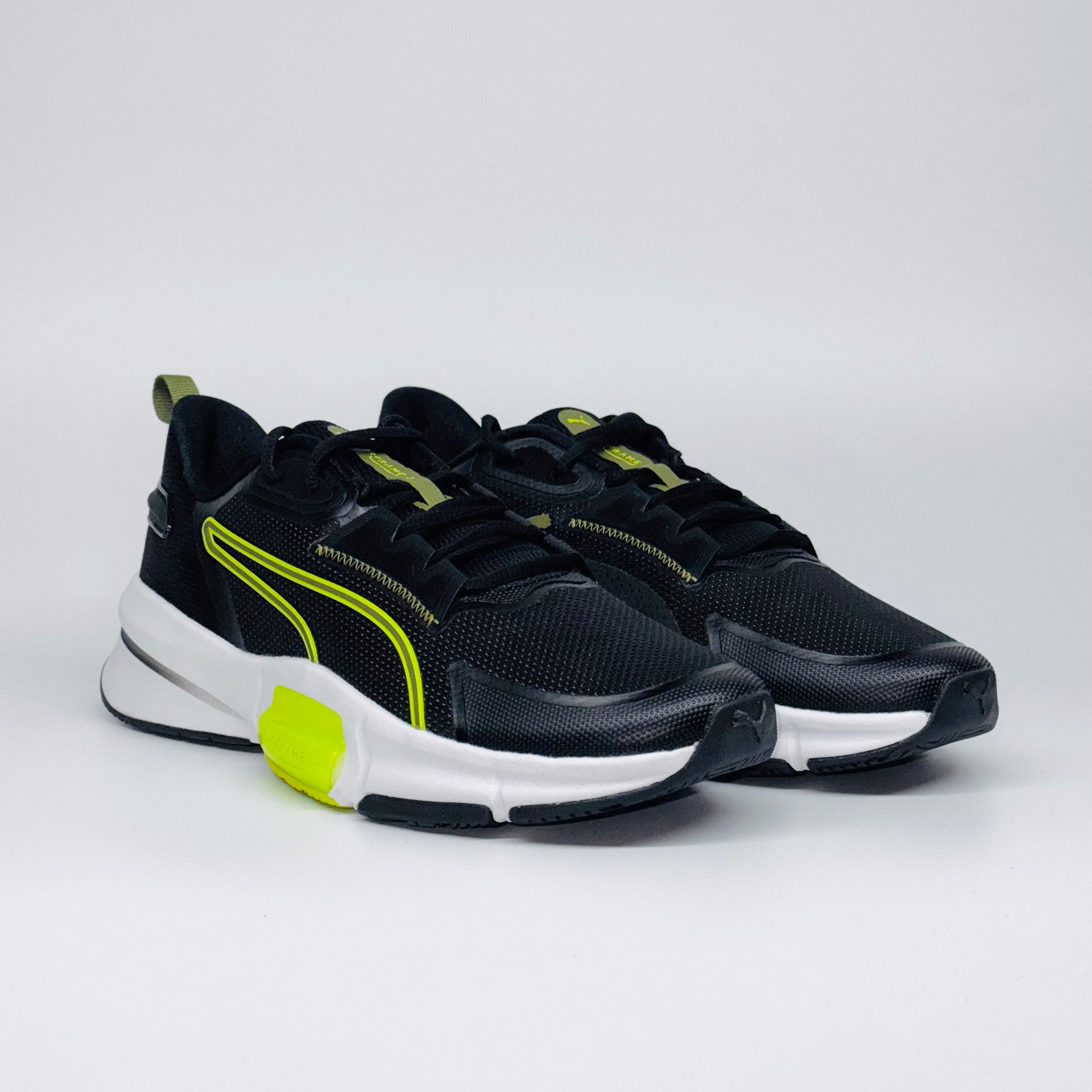 Чоловічі кросівки PUMA PWRFrame TR 3, пара спортивного взуття для фітнесу та кросфіту.