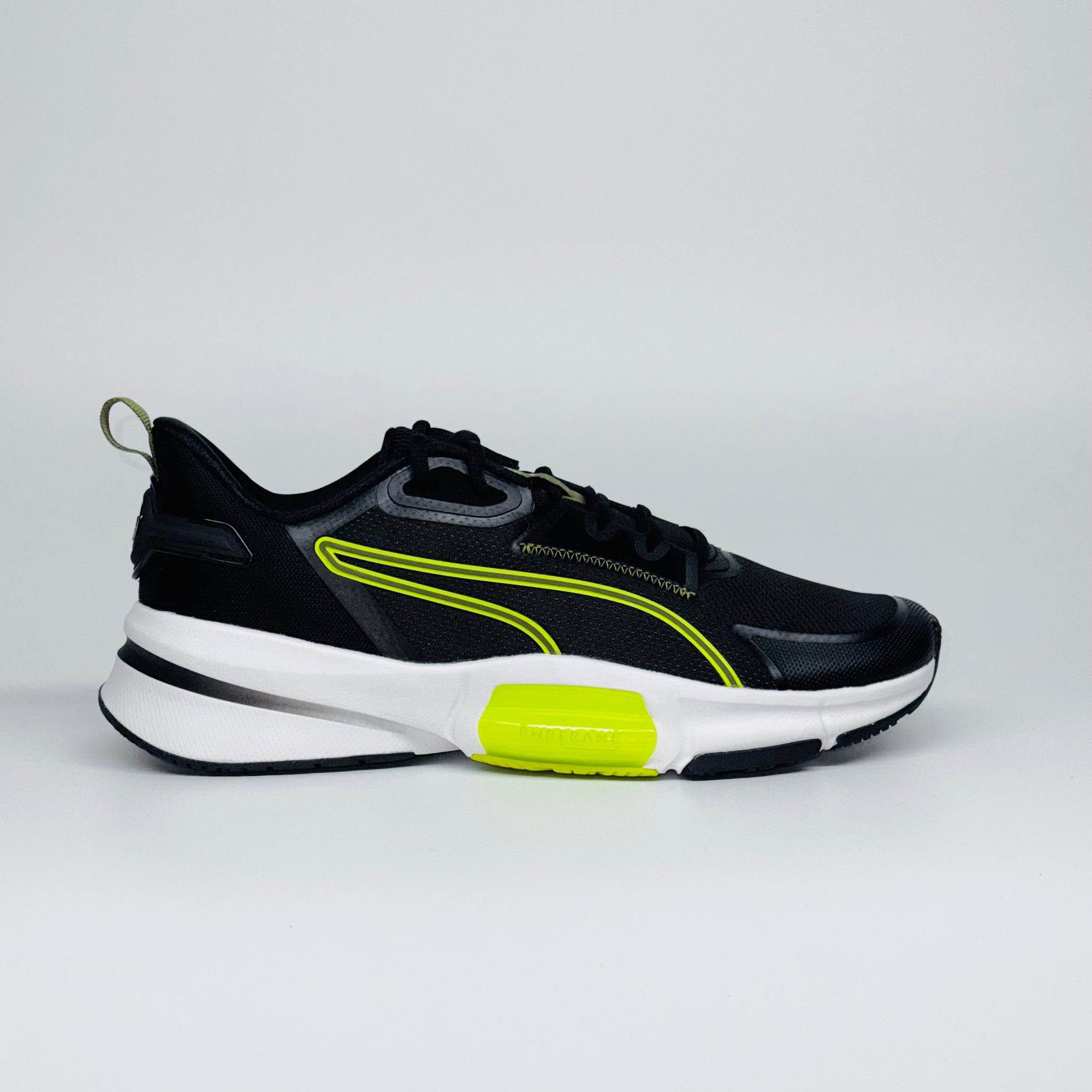 Чоловічі кросівки PUMA PWRFrame TR 3 чорного кольору з неоново-жовтими акцентами, вид збоку.