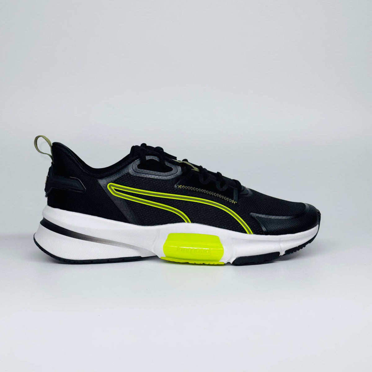 Чоловічі кросівки PUMA PWR Frame TR 3 чорного кольору з неоново-жовтими акцентами, вид збоку.