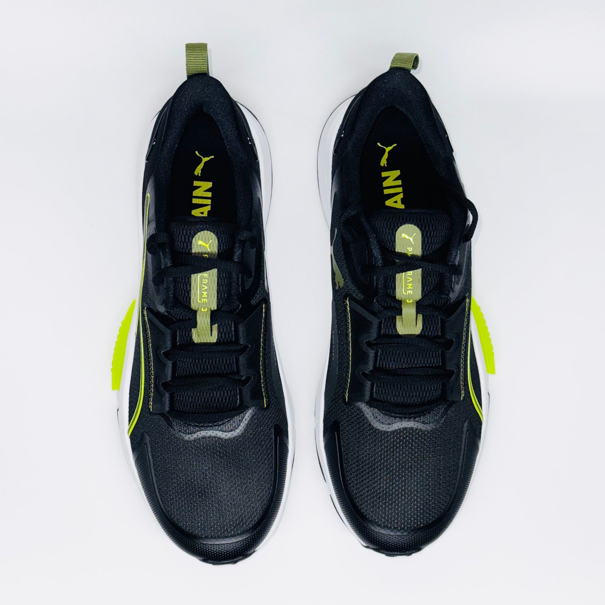 Чоловічі кросівки PUMA PWRFrame TR 3, вид зверху на чорний сітчастий верх та шнурівку.