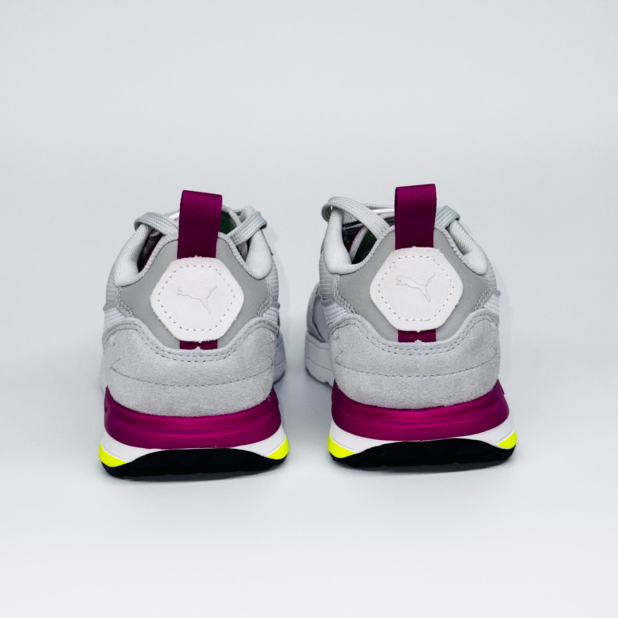 Жіночі кросівки Puma R22 White Yellow Alert, вигляд ззаду на фіолетову петельку та спортивну п'яту.