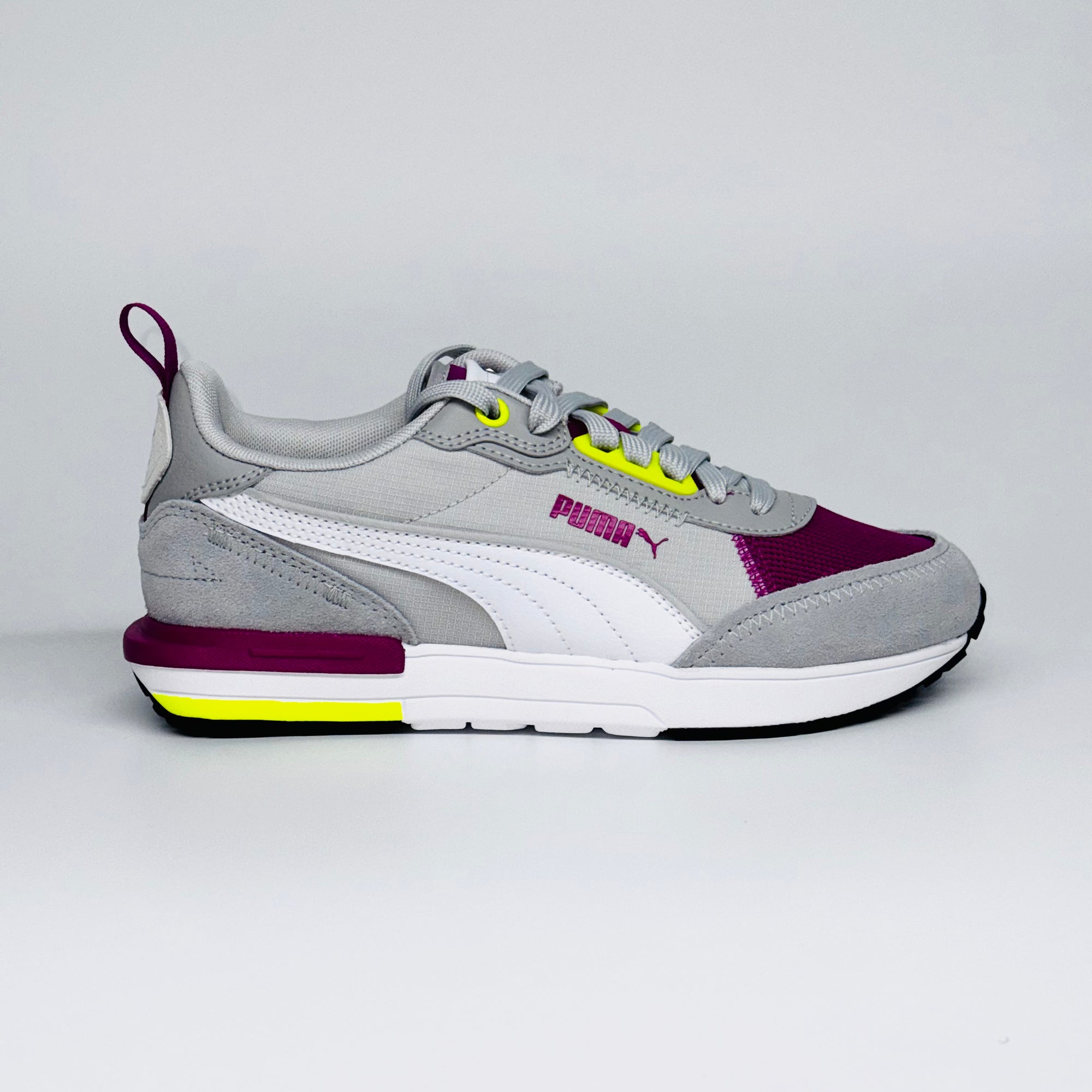 Жіночі кросівки Puma R22 White Yellow Alert білі з сірим кольором, основний вид збоку.