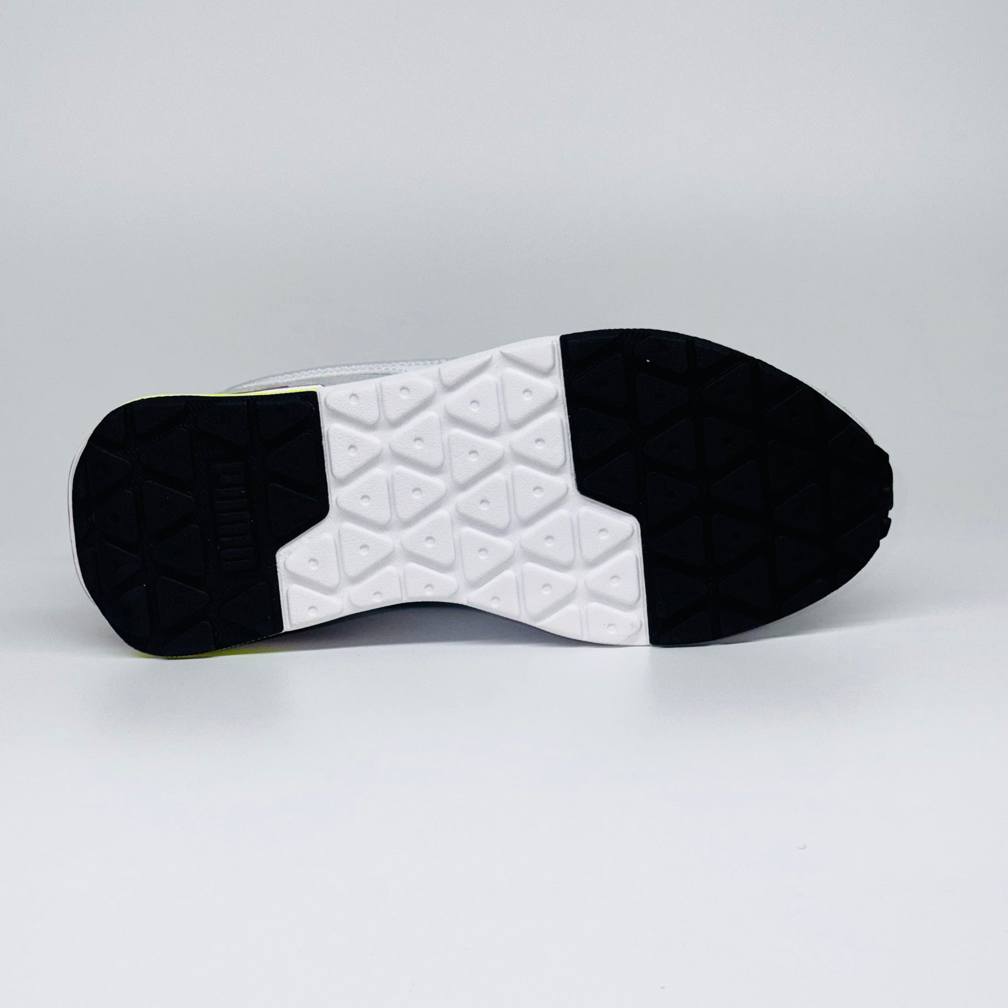 Жіночі кросівки Puma R22 White Yellow Alert, легка гумова підошва з неоновими вставками та протектором.