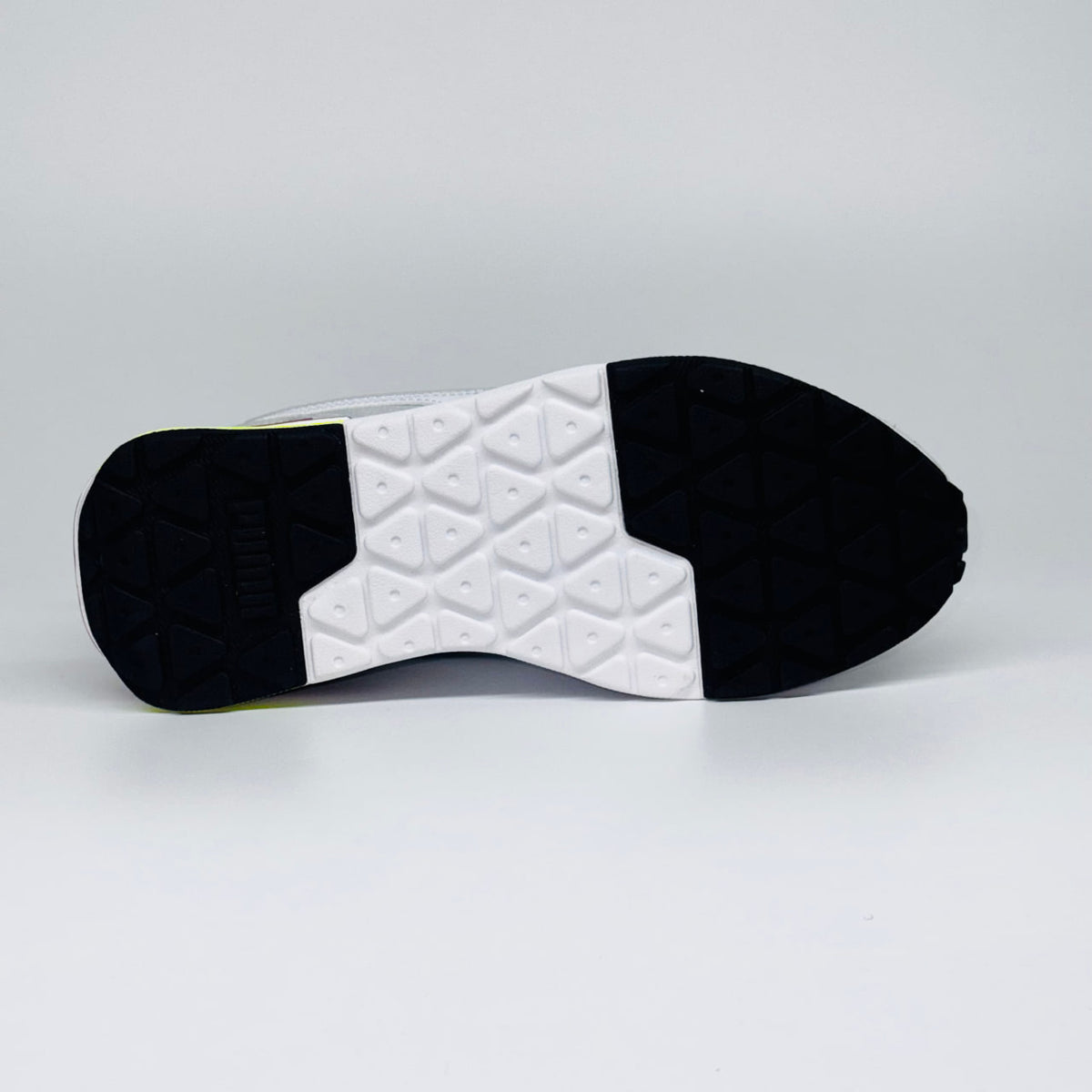 Жіночі кросівки Puma R22 White Yellow Alert, легка гумова підошва з неоновими вставками та протектором.