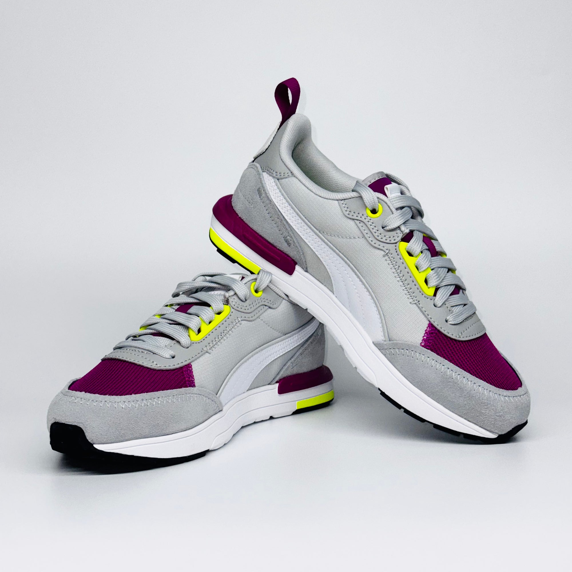 Жіночі кросівки Puma R22 White Yellow Alert з рожевими та жовтими вставками: комбинований верх із текстилю та замші.