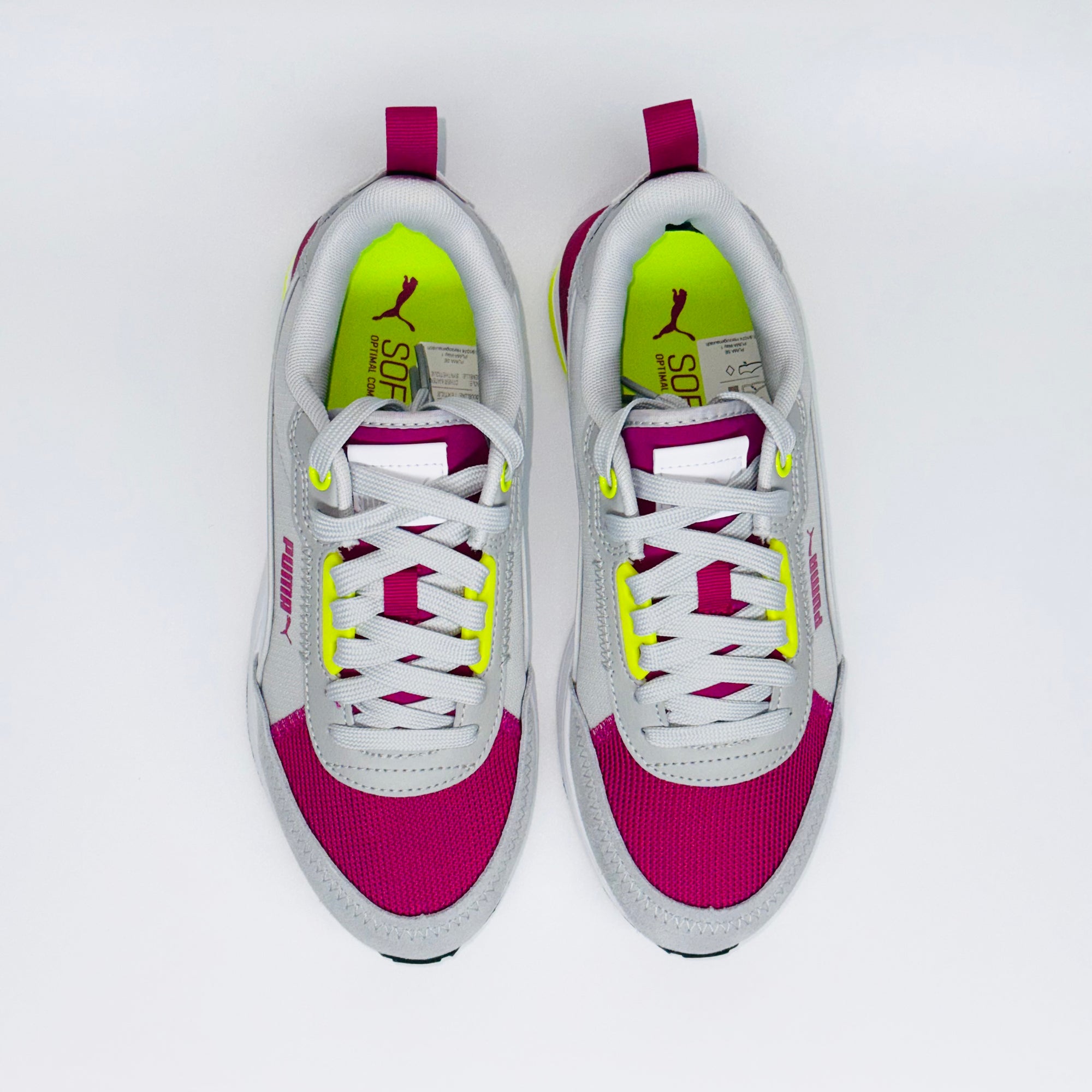 Жіночі кросівки Puma R22 White Yellow Alert, вид зверху на сірі шнурки та фірмову устілку SoftFoam.