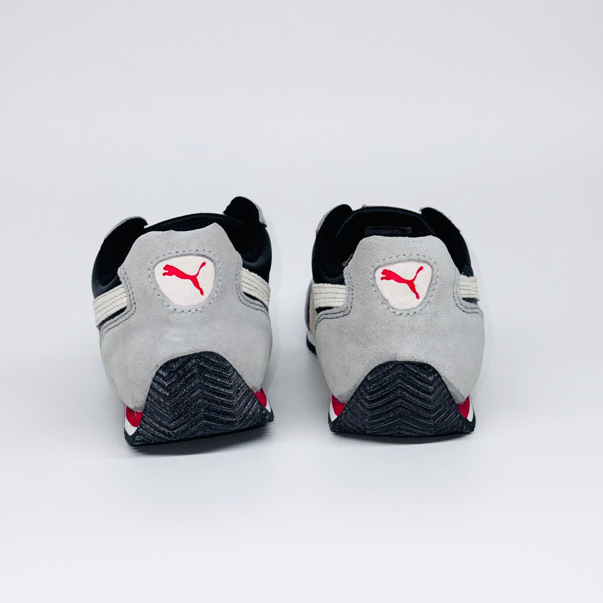Чоловічі кросівки PUMA RIO SPEED L, вид ззаду на сірий замшевий задник та тонку підошву.