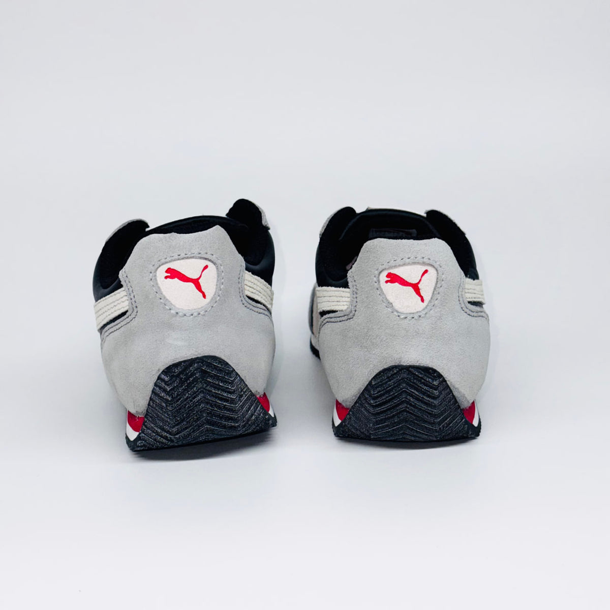 Чоловічі кросівки PUMA RIO SPEED L, вид ззаду на сірий замшевий задник та тонку підошву.