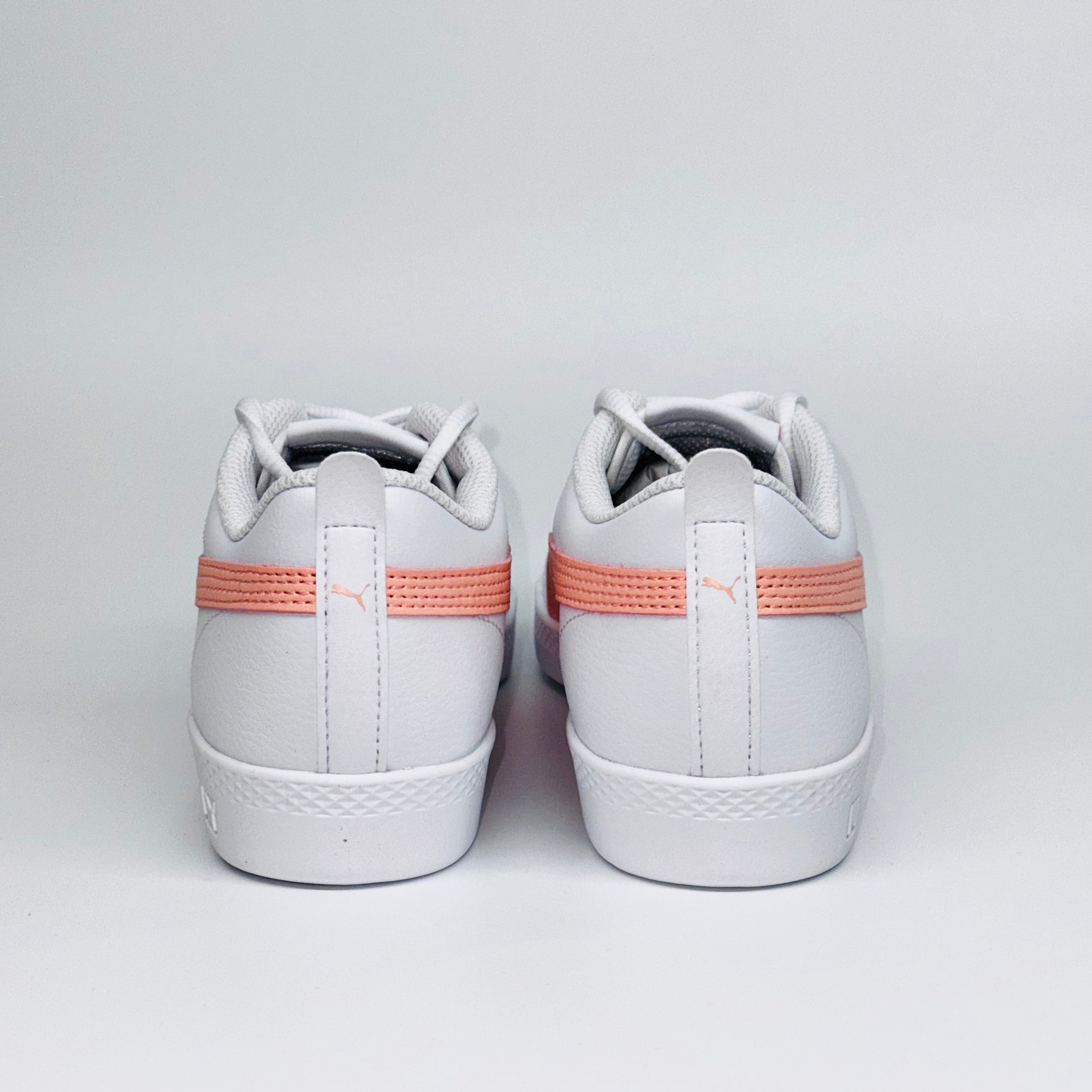 Жіночі кеди Puma Smash Wns v2 L, вигляд ззаду на білу п'яту з петелькою та логотипом.