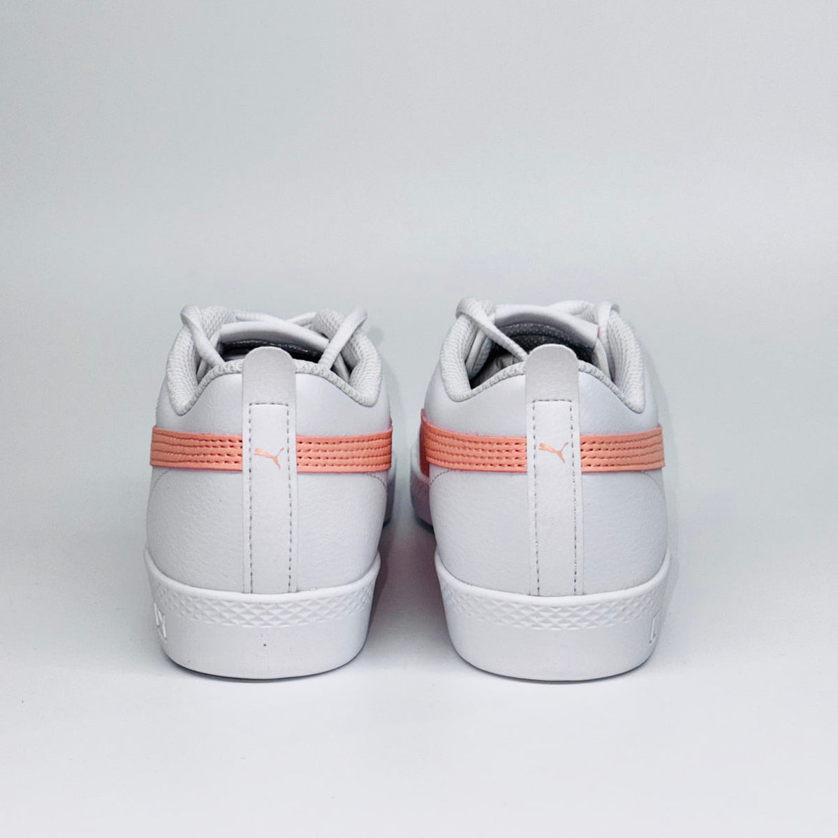Жіночі кеди Puma Smash Wns v2 L, вигляд ззаду на білу п'яту з петелькою та логотипом.