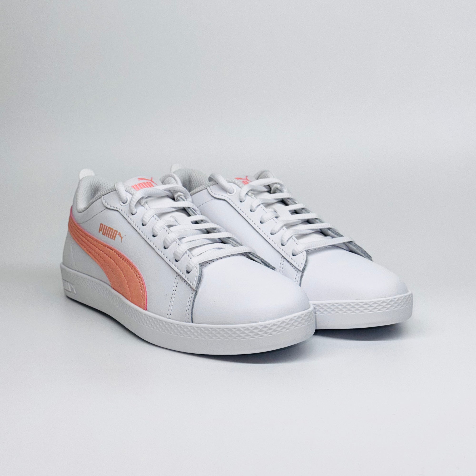 Жіночі кеди Puma Smash Wns v2 L, пара білих шкіряних кедів на шнурівці.
