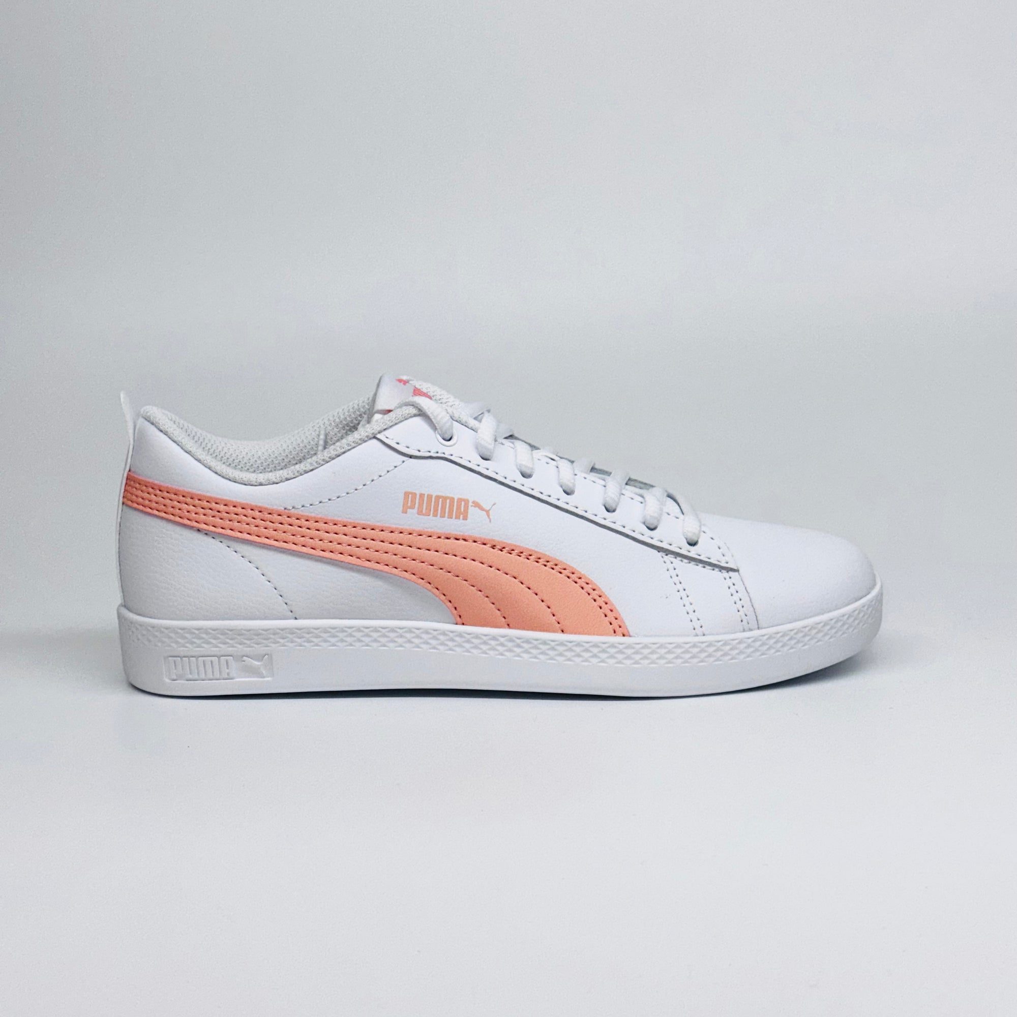 Жіночі кеди Puma Smash Wns v2 L білі з абрикосовим акцентом, вигляд збоку.