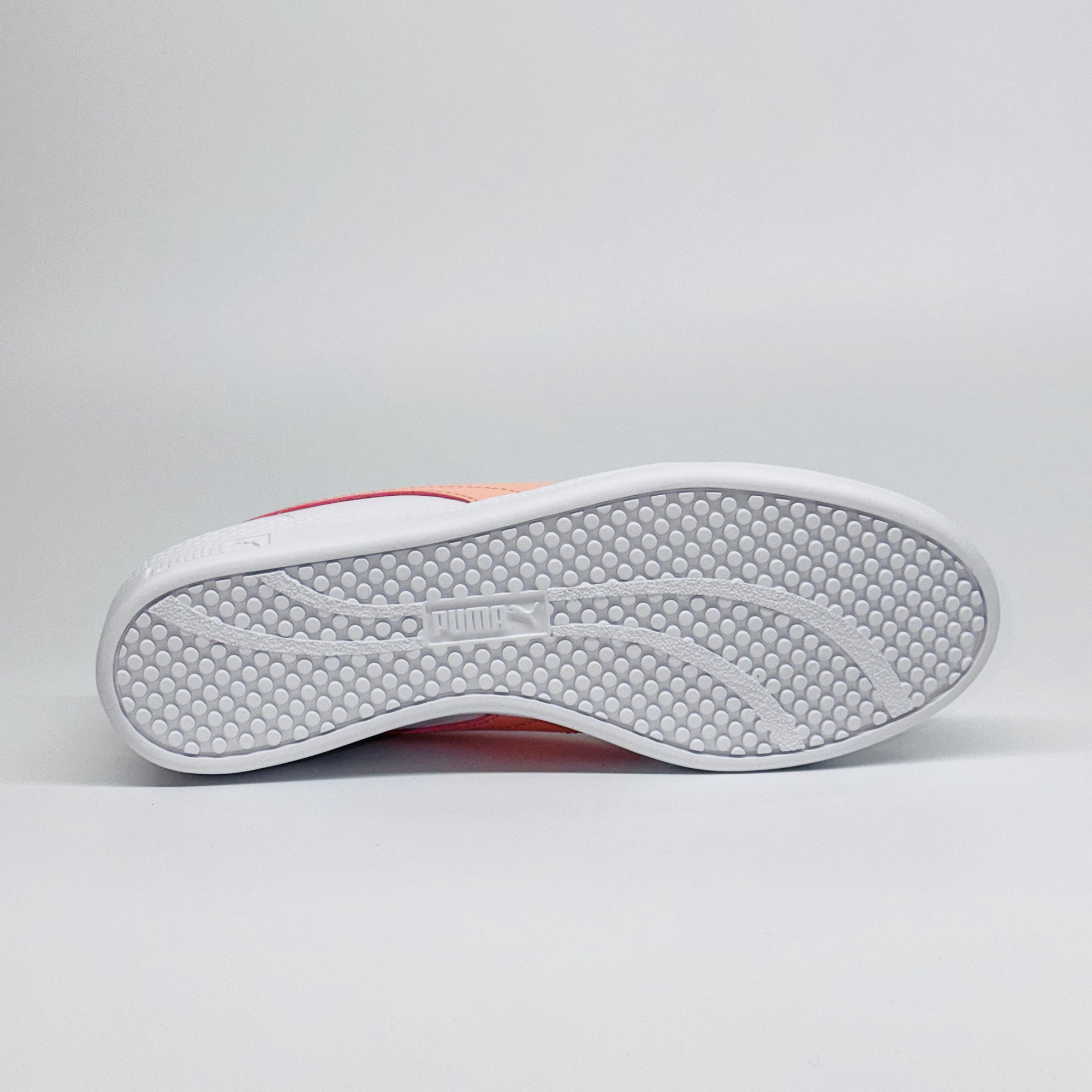 Жіночі кеди Puma Smash Wns v2 L, плоска біла гумова підошва з текстурним протектором.