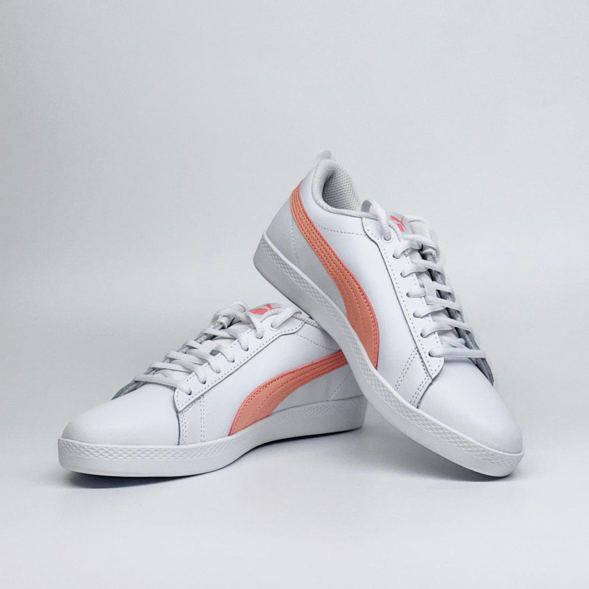 Жіночі кеди Puma Smash Wns v2 L: стильне повсякденне спортивне взуття з персиковим логотипом.