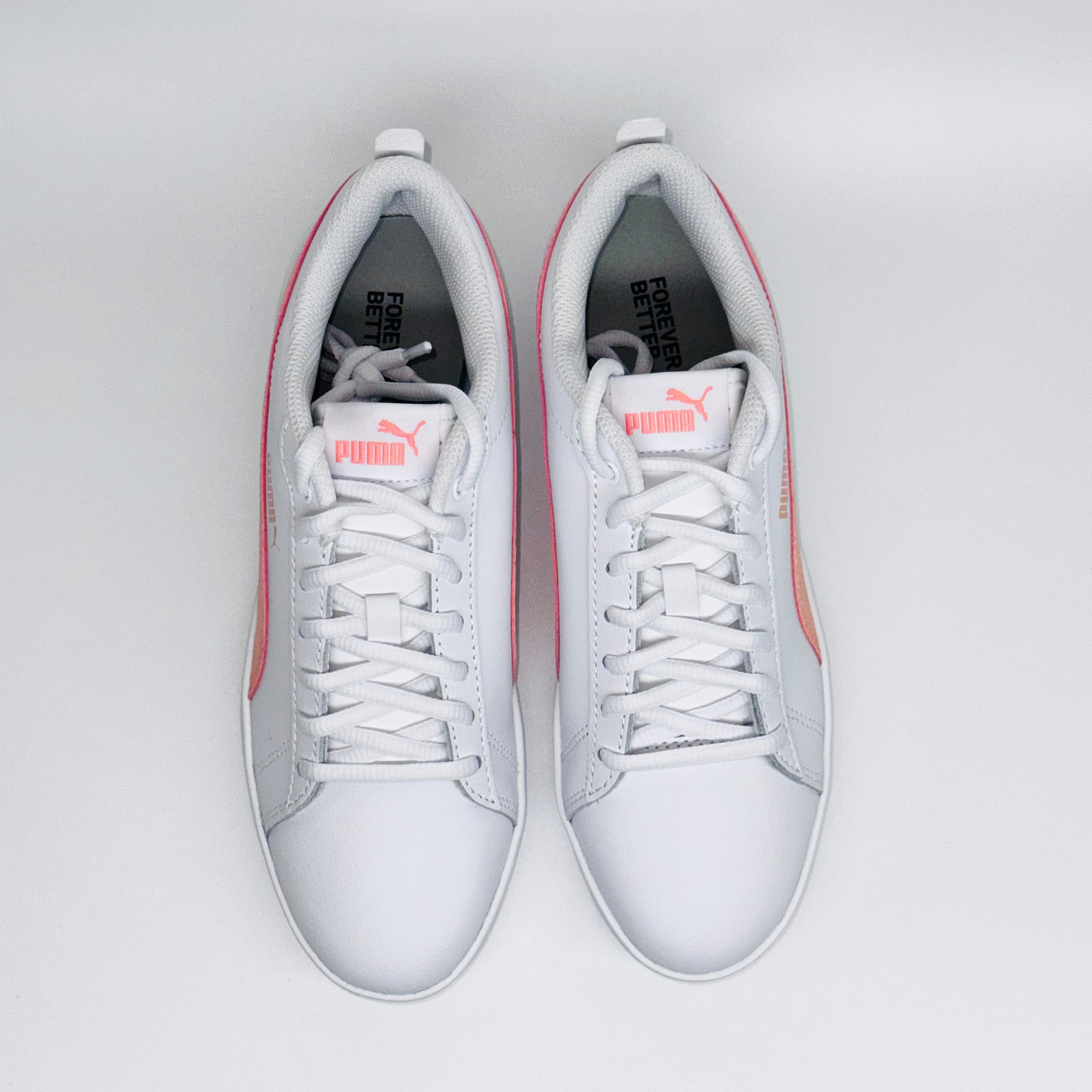 Жіночі кеди Puma Smash Wns v2 L, вид зверху на білу шнурівку та фірмову устілку.