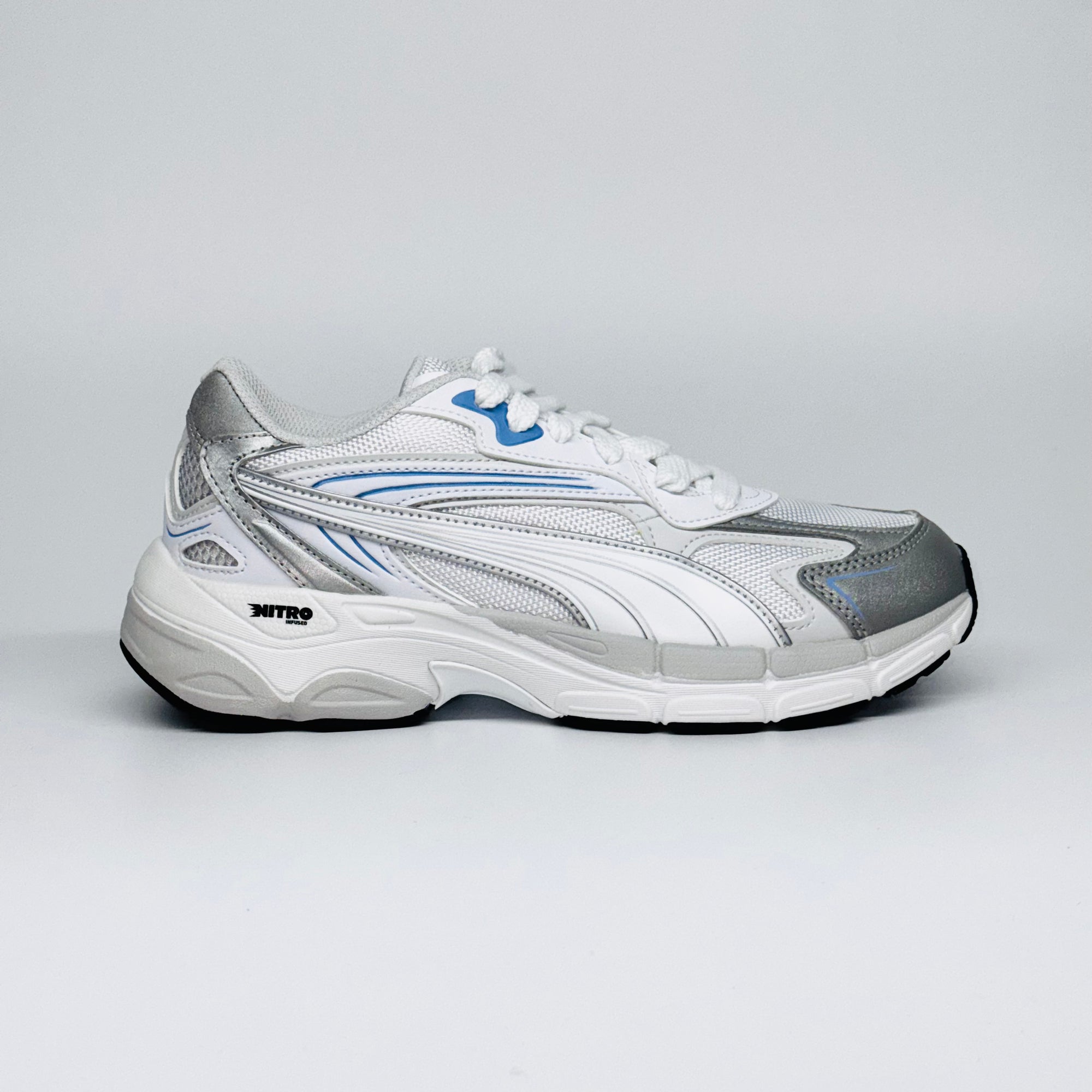 Чоловічі кросівки PUMA Teveris NITRO Noughties біло-сірого кольору з блакитними акцентами, вид збоку.