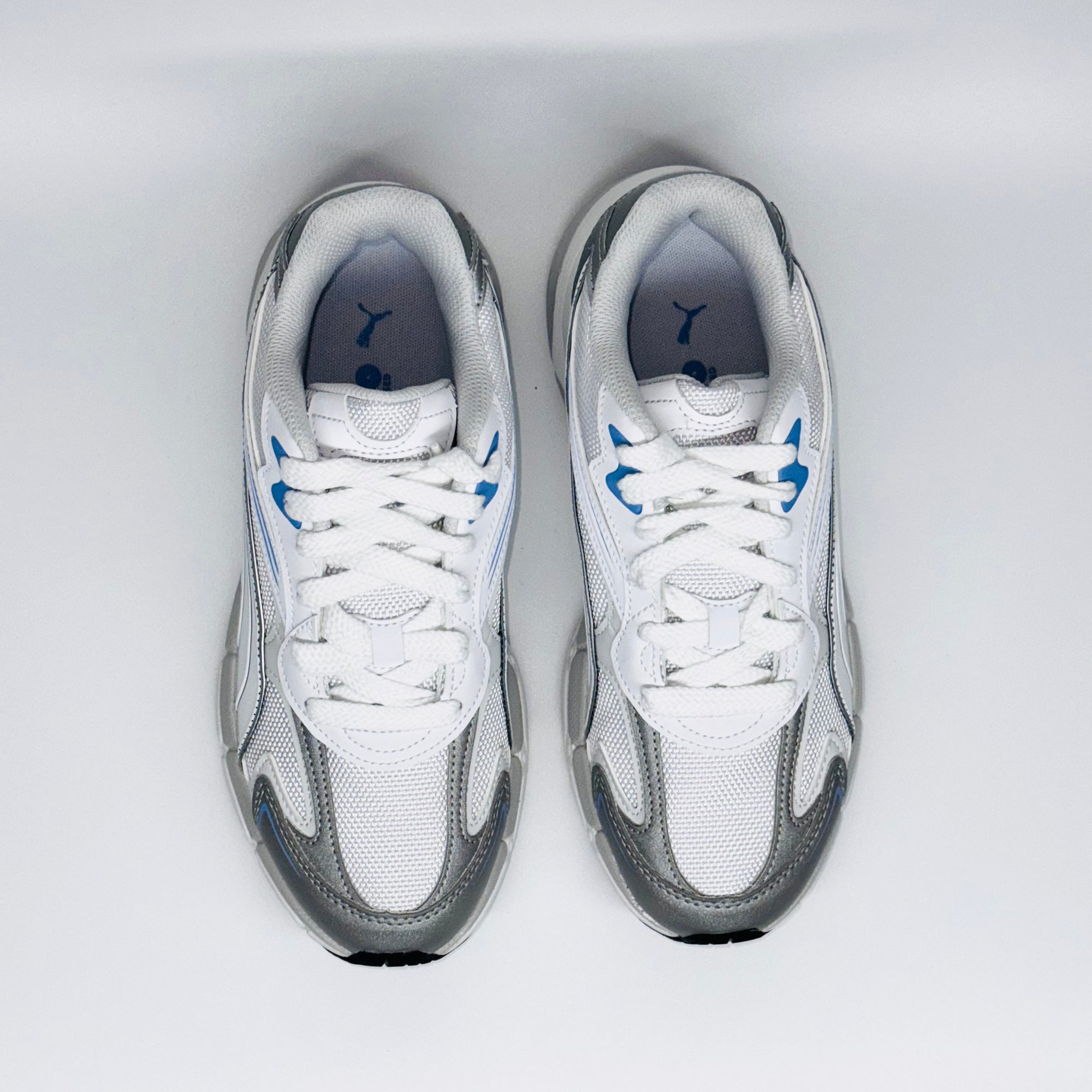 Чоловічі кросівки PUMA Teveris NITRO Noughties, вид зверху на дихаючу сітку та білі шнурки.